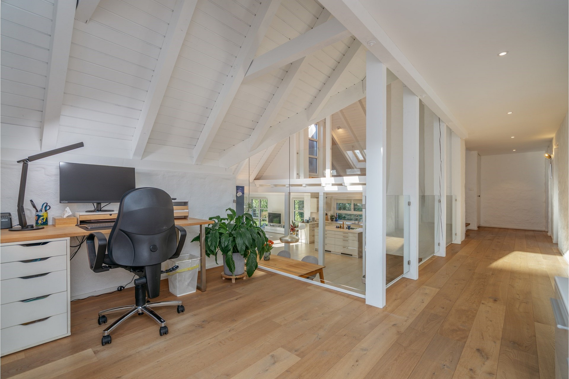 Heller Dachgeschoss-Arbeitsbereich mit Galerie