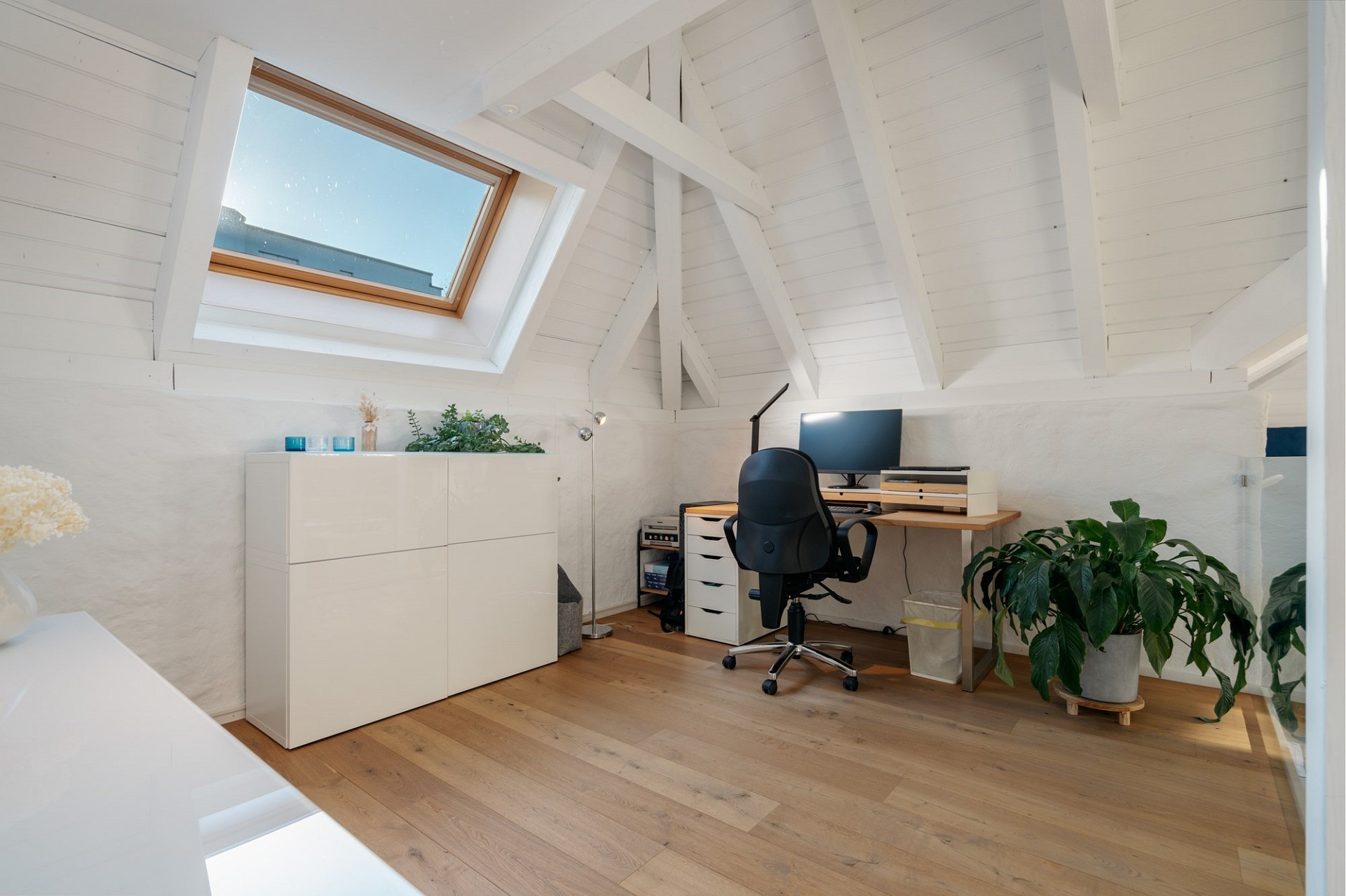 Helles Dachgeschoss-Arbeitszimmer mit Dachfenster