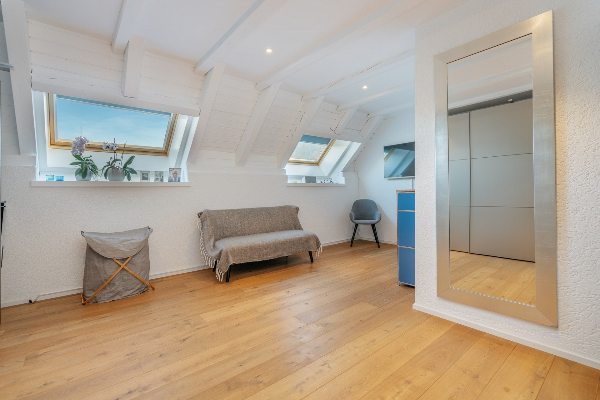 Dachgeschosszimmer mit Holzboden und Dachfenstern