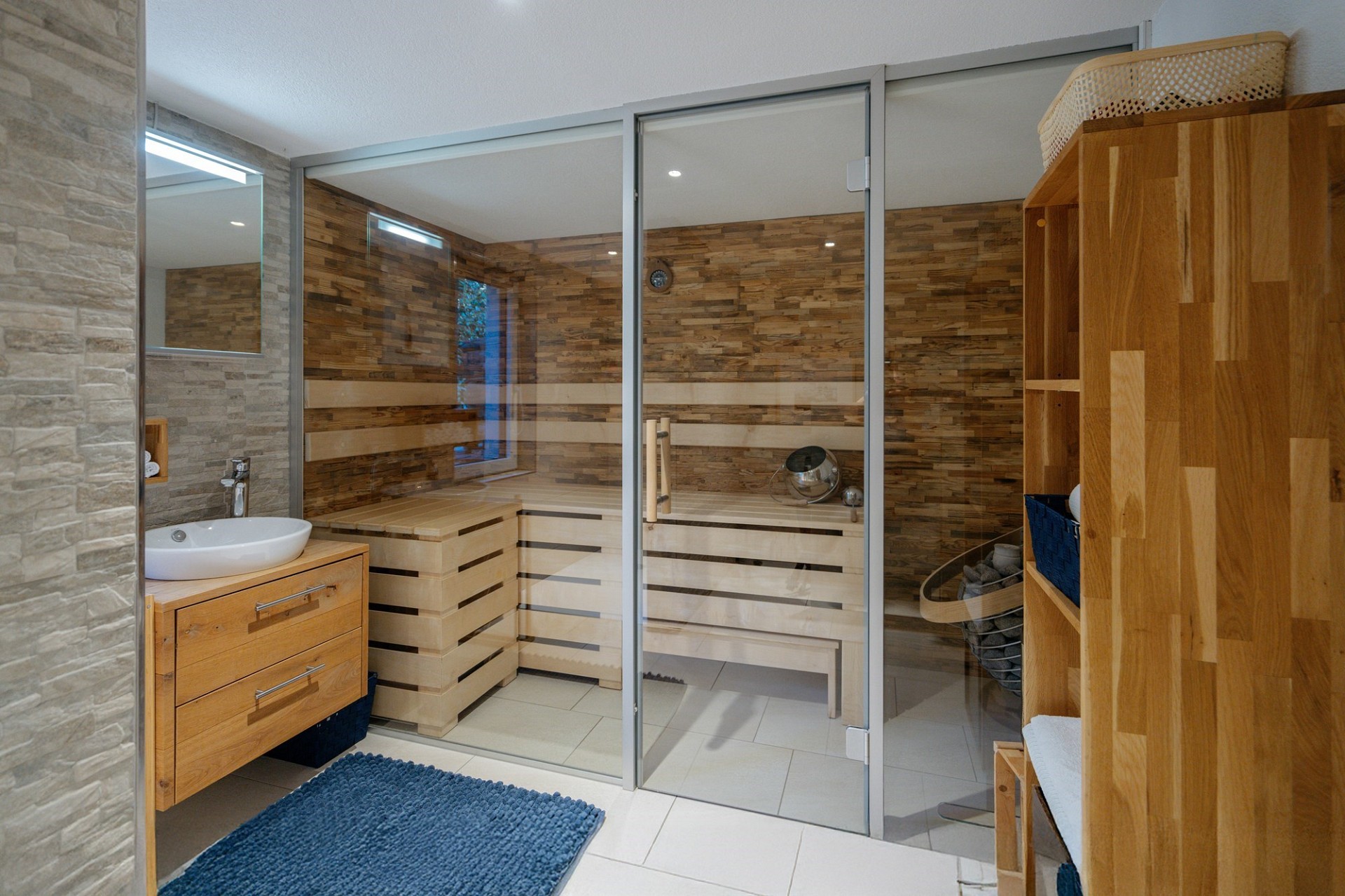 Moderne Sauna mit Glasfront