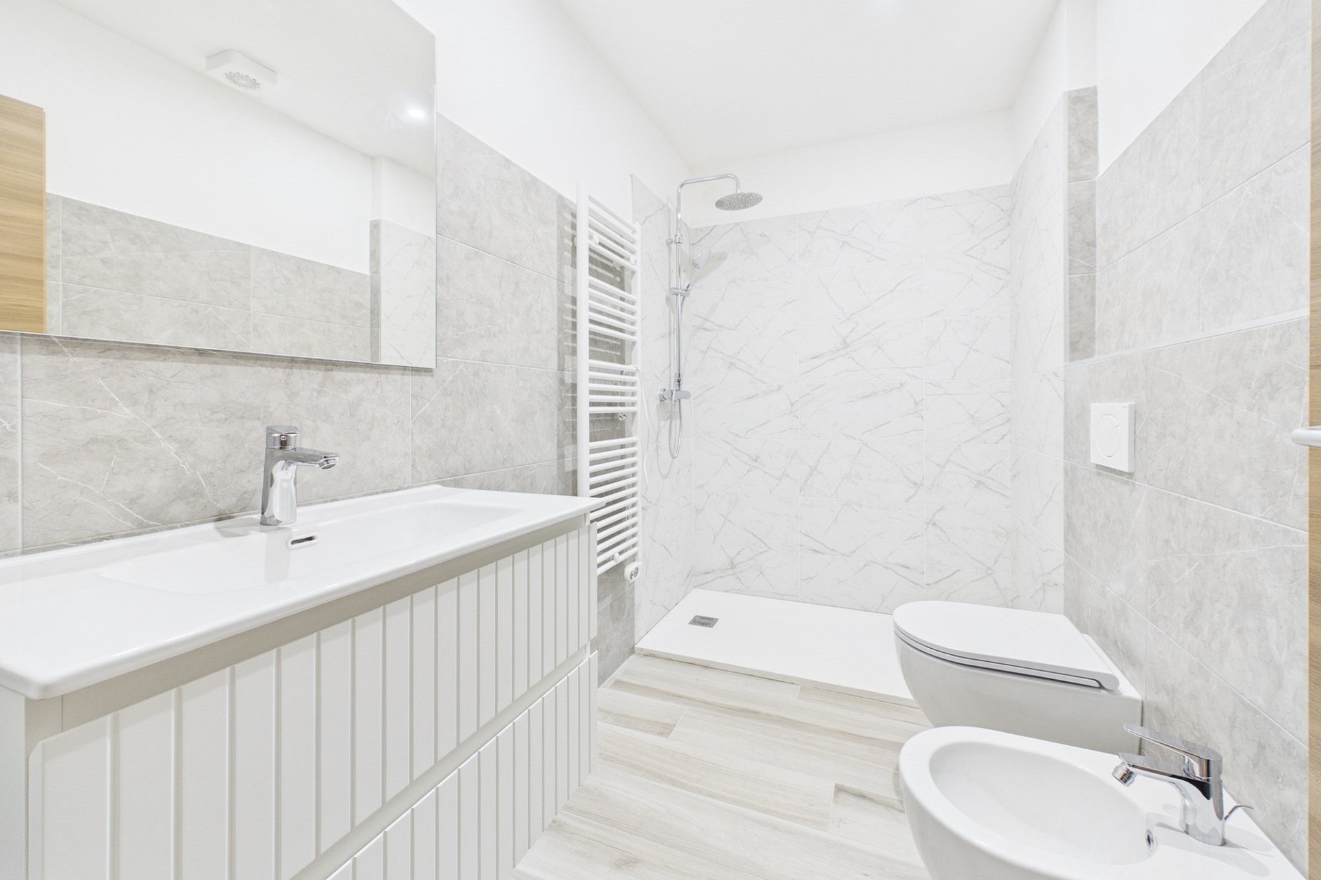 Helles modernes Badezimmer