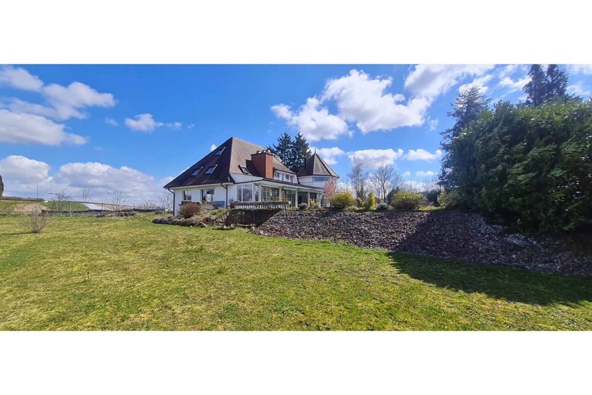 Ländliche Villa mit großem Garten