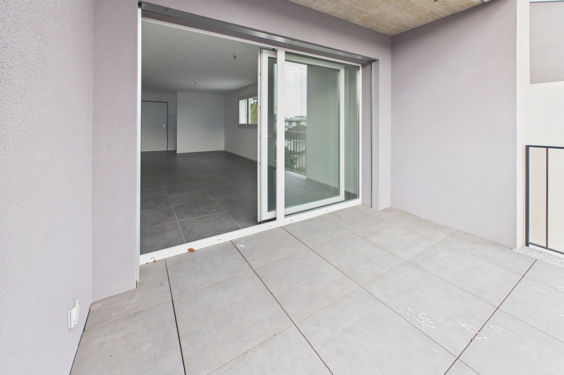 Überdachter Balkon mit Schiebetür