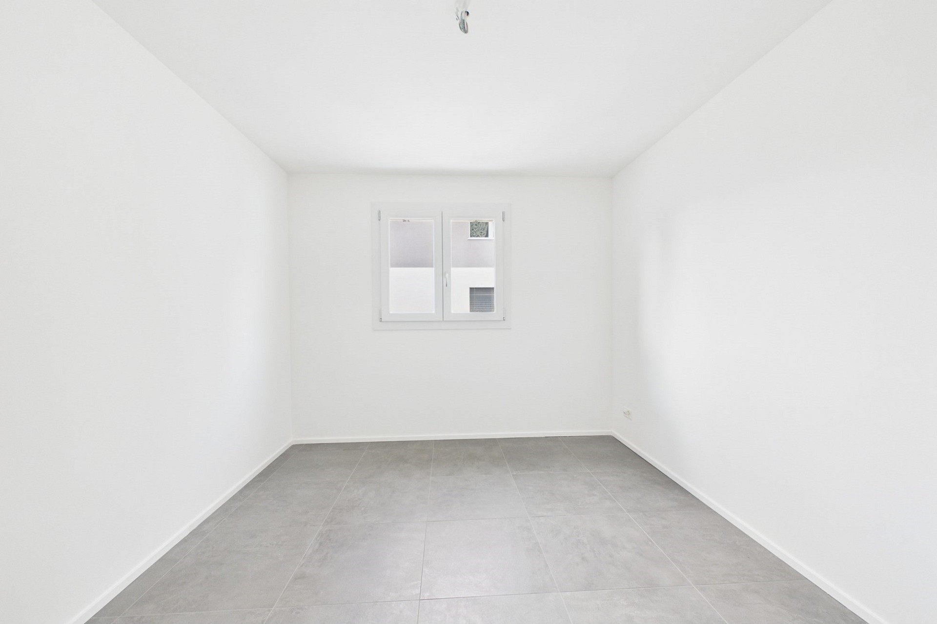 Leerer heller Raum mit Fenster