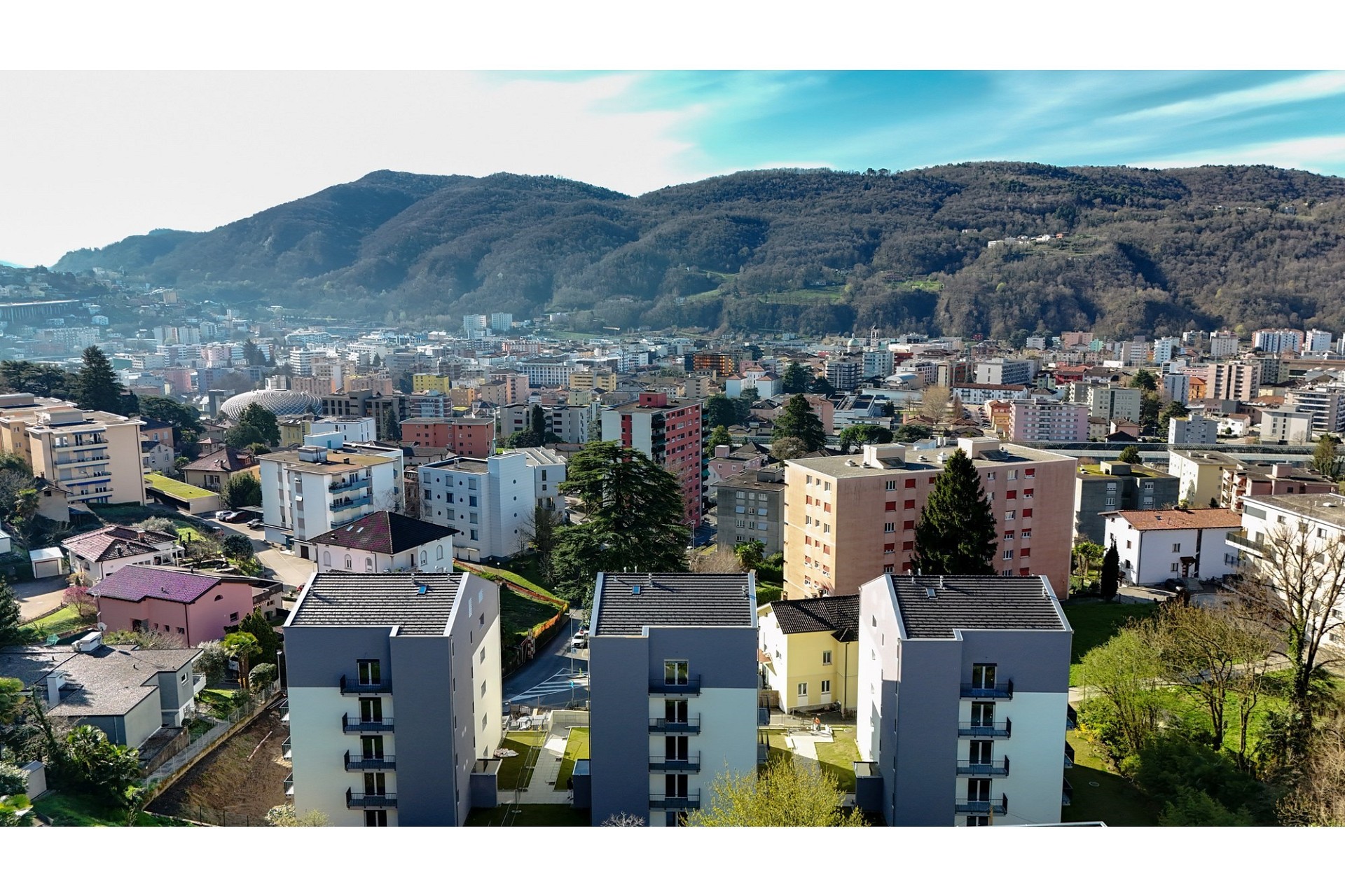 Stadtpanorama mit Bergen