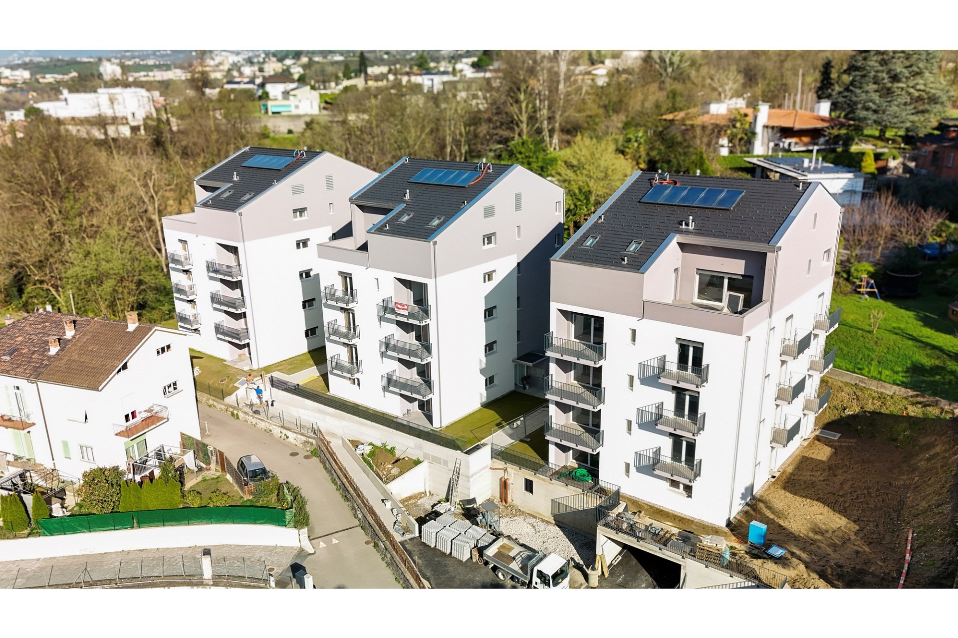 Drohnenaufnahme moderner Wohnanlagen im Bau