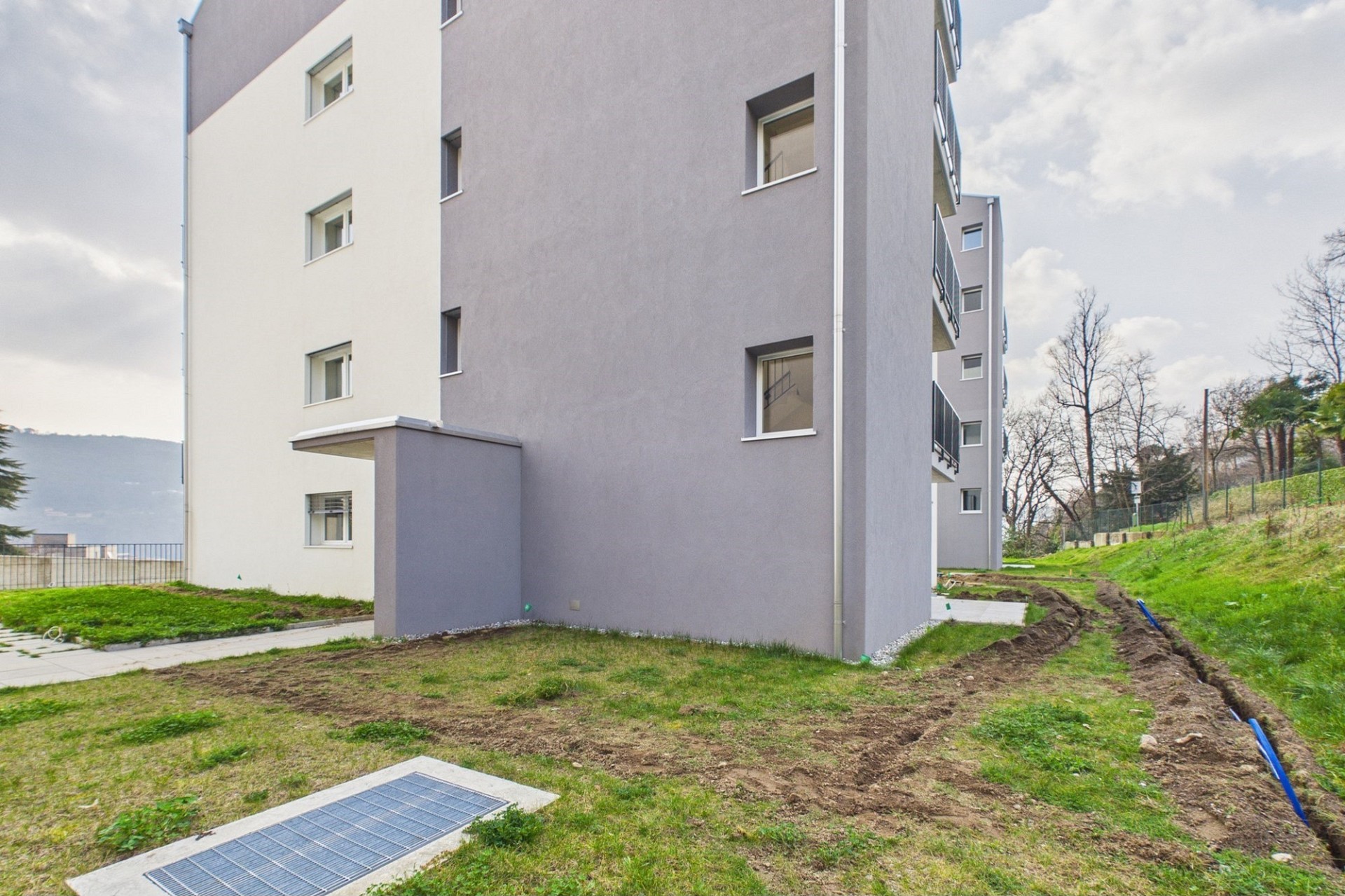 Außenansicht eines modernen Mehrfamilienhauses