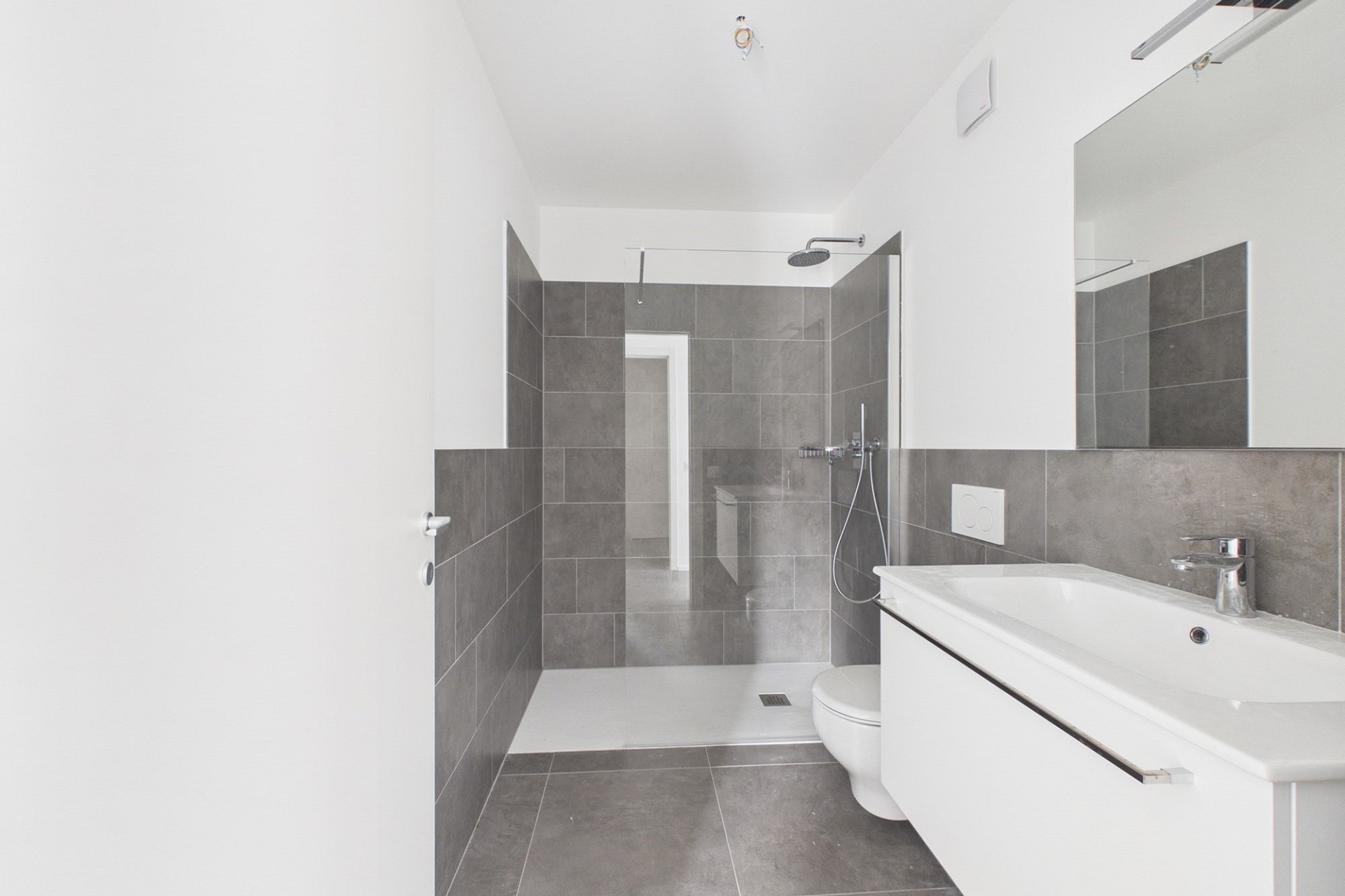 Modernes Badezimmer mit Dusche und Waschtisch