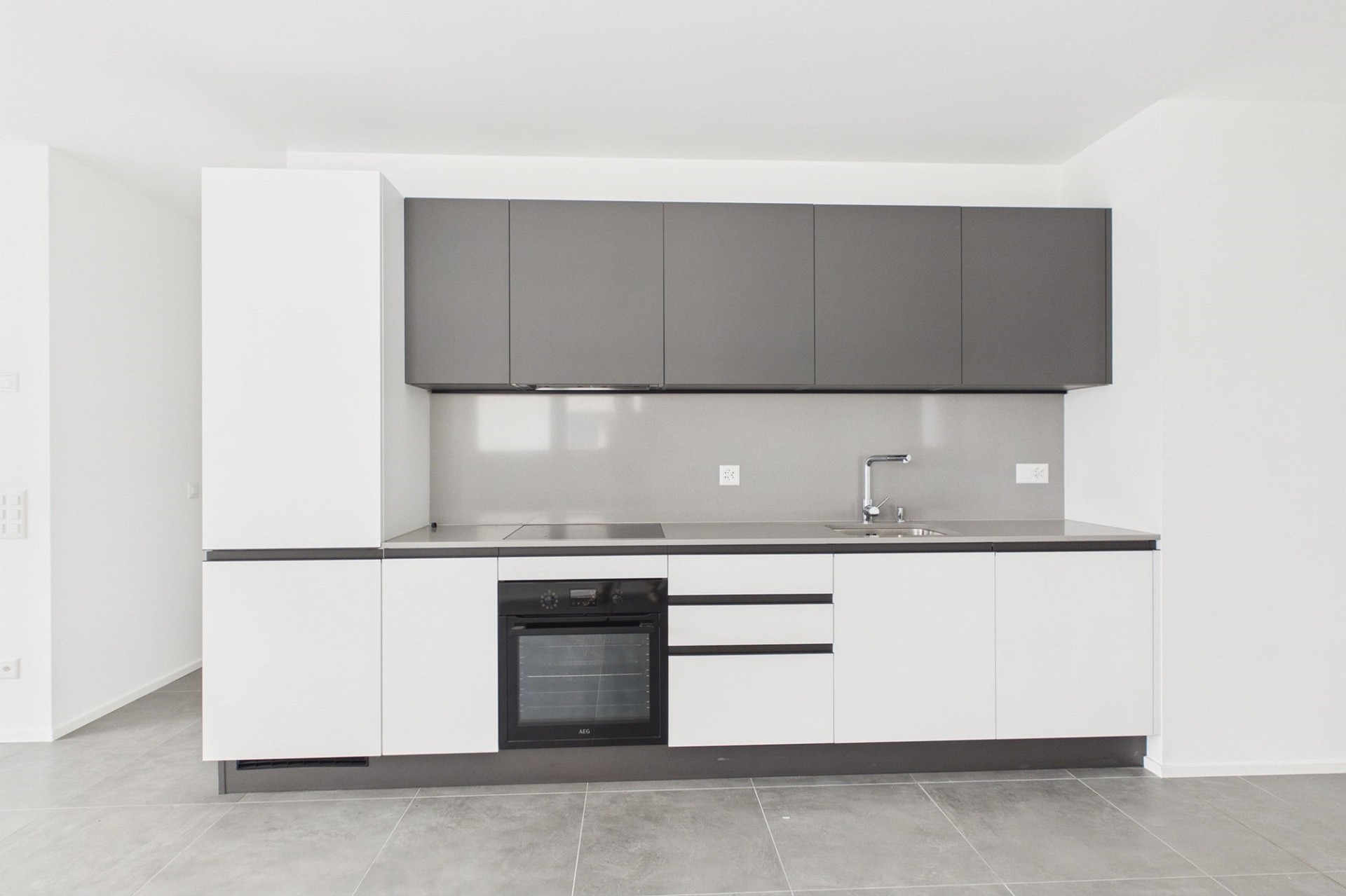 Moderne Küche mit Grautönen