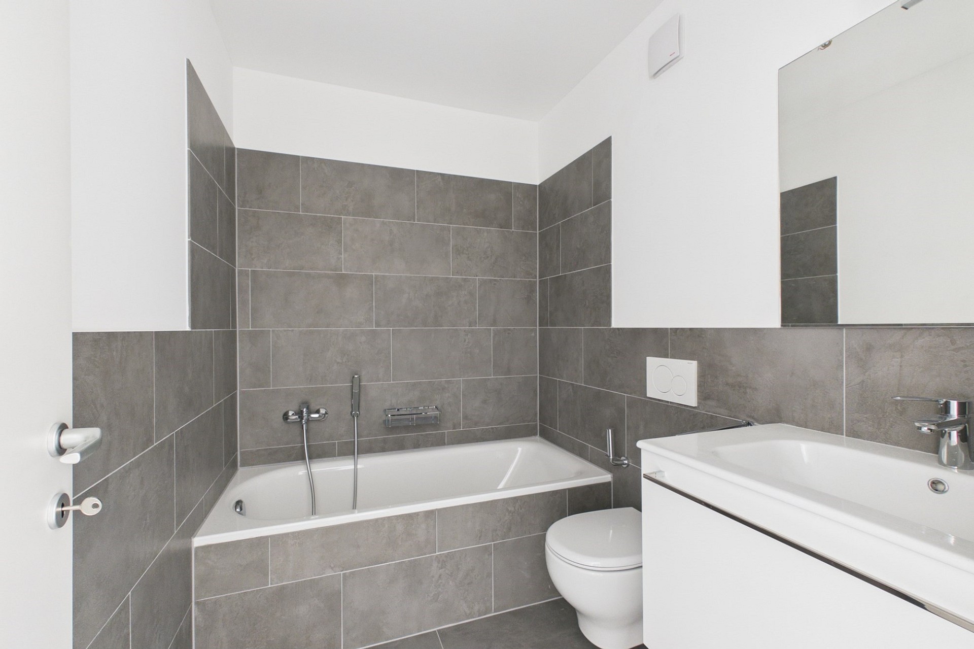 Modernes Badezimmer mit Badewanne und Waschtisch