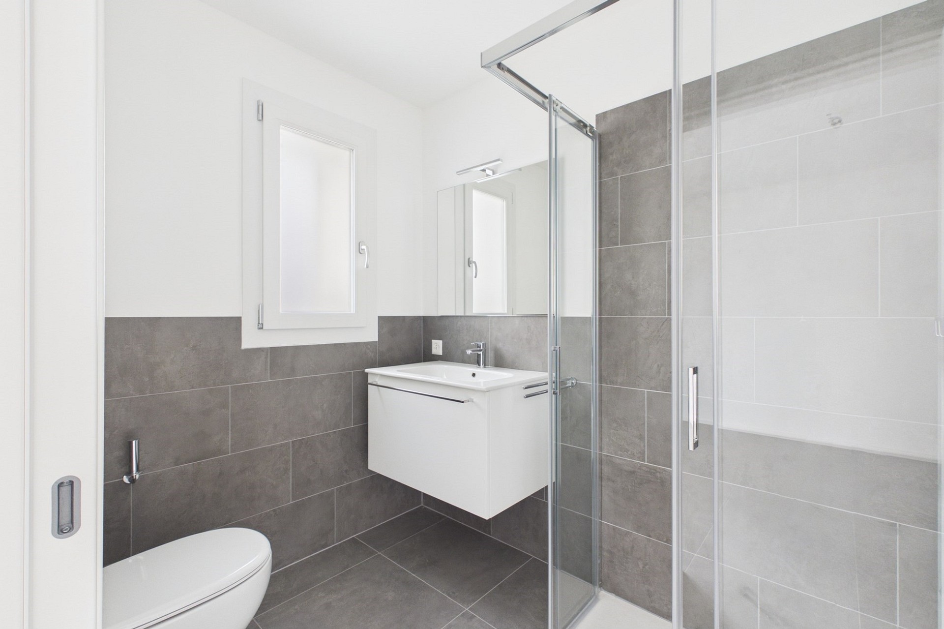 Modernes Badezimmer mit Dusche und Waschtisch
