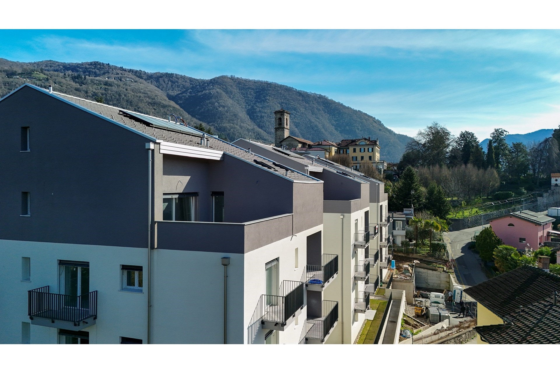 Mehrfamilienhaus mit Bergpanorama
