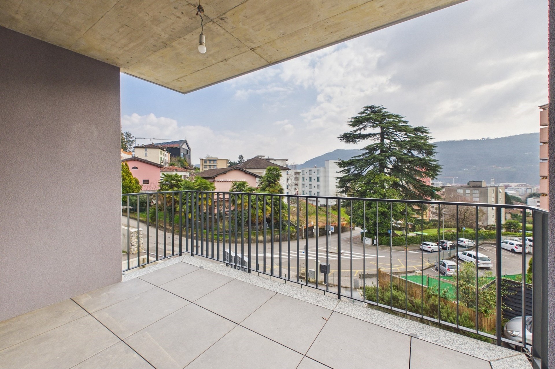 Balkon mit Stadt- und Bergblick