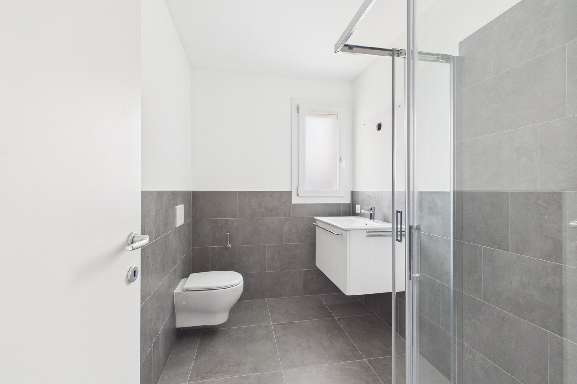 Modernes Badezimmer mit bodengleicher Dusche
