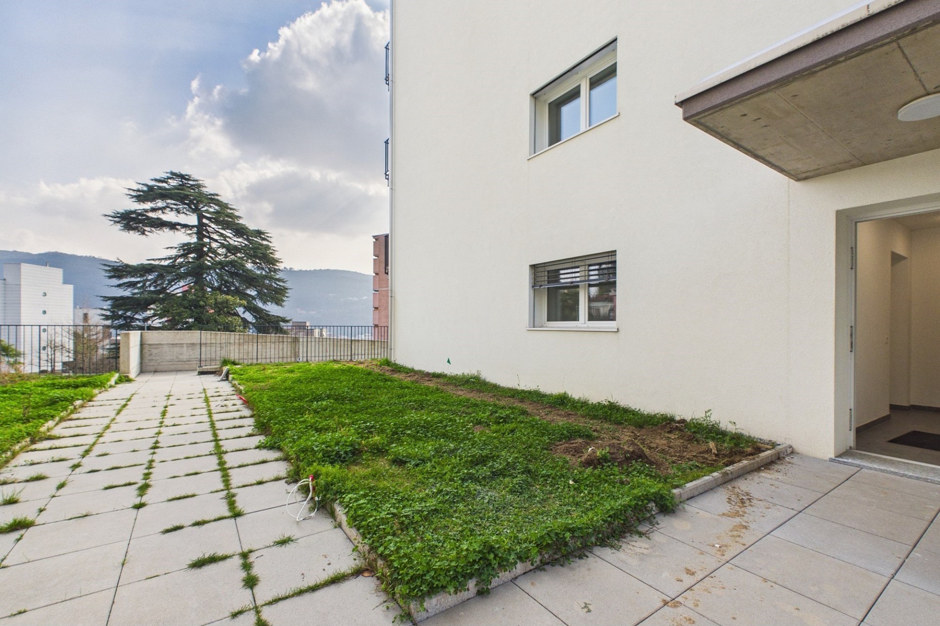 Außenansicht eines modernen Wohngebäudes mit Garten und Terrasse