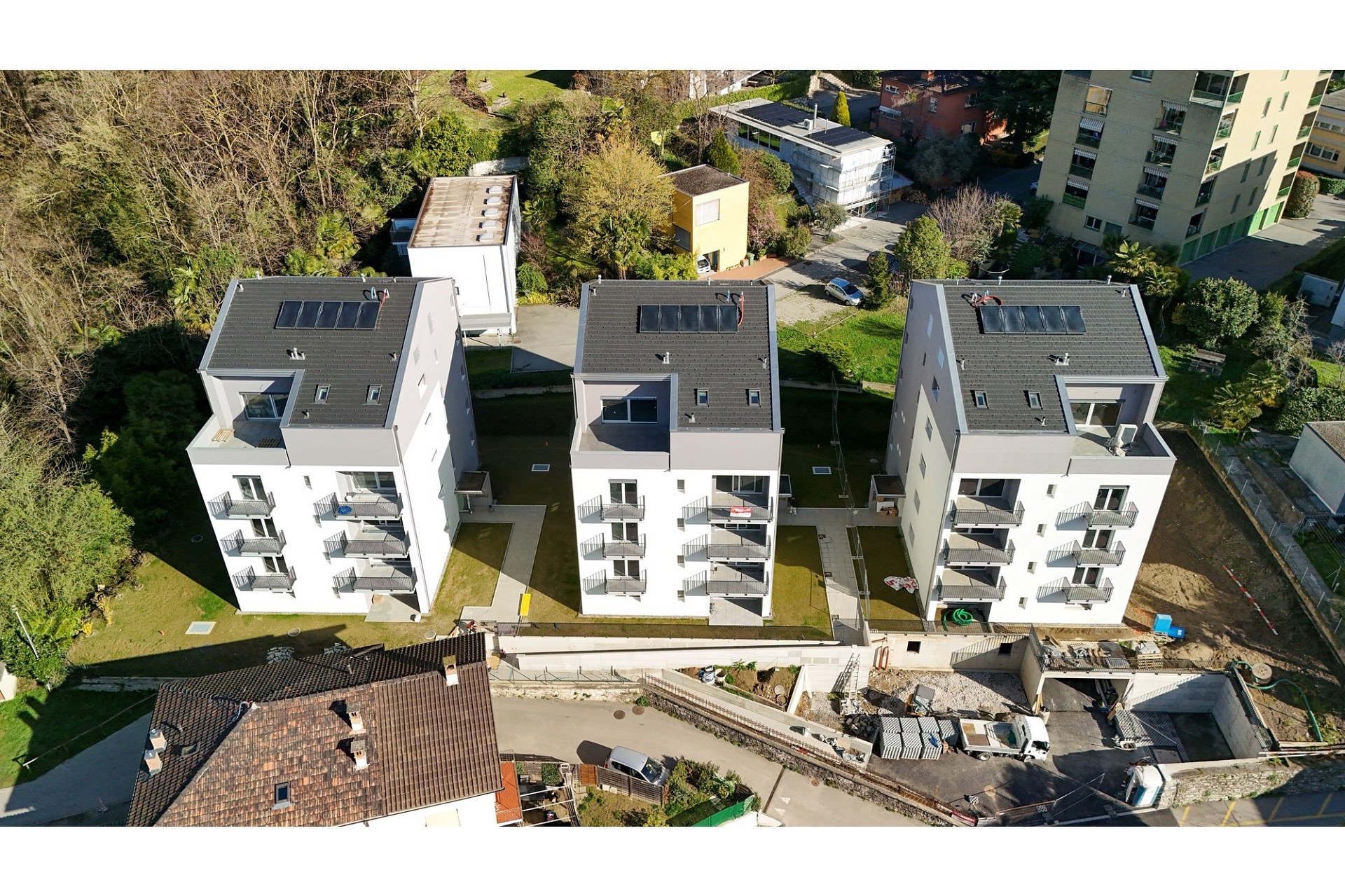 Luftaufnahme eines Wohnkomplexes mit drei Mehrfamilienhäusern