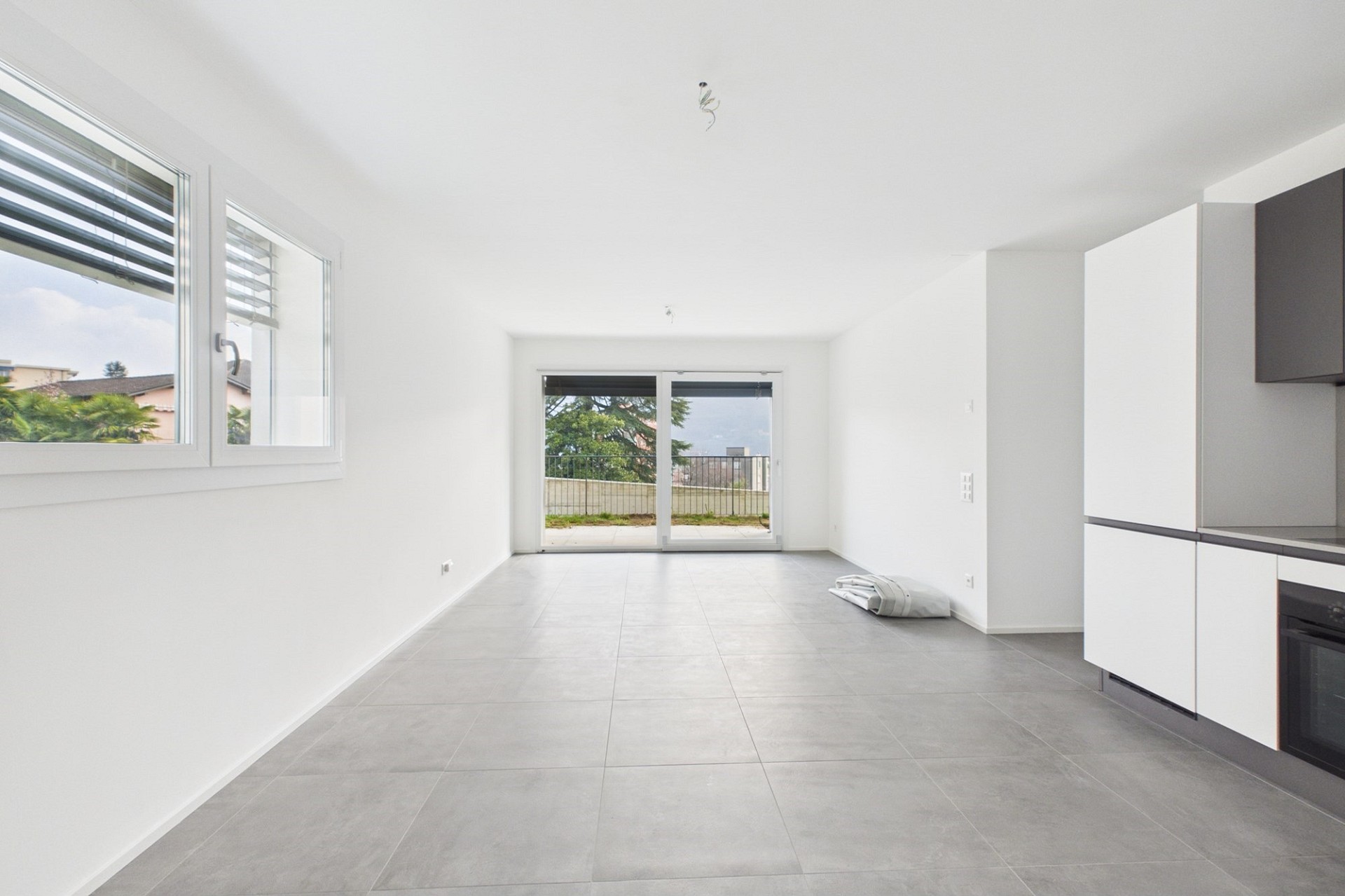 Heller, leerer Wohnbereich mit Terrassenzugang