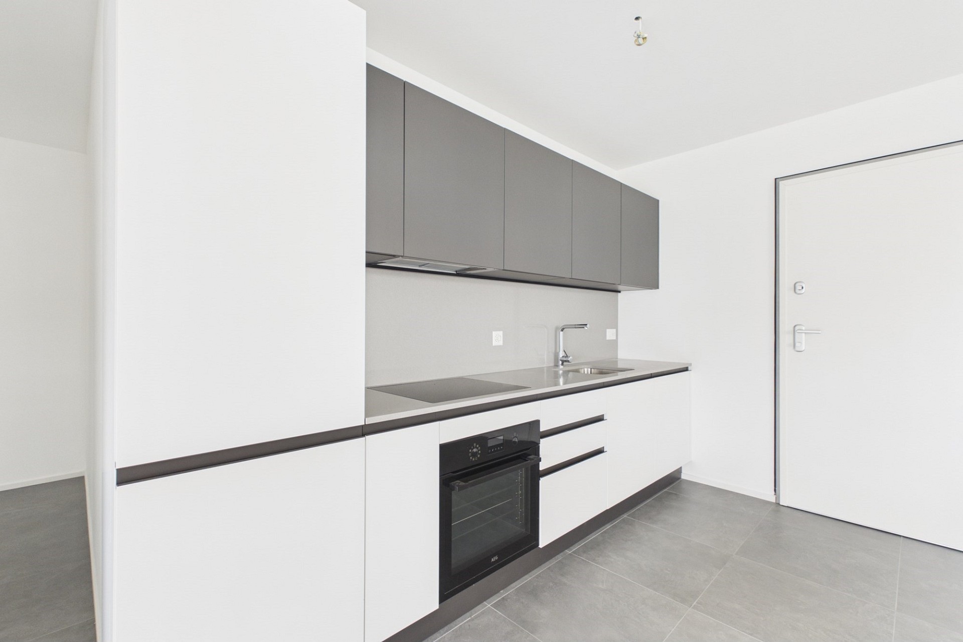 Moderne Küche mit weißen und grauen Fronten