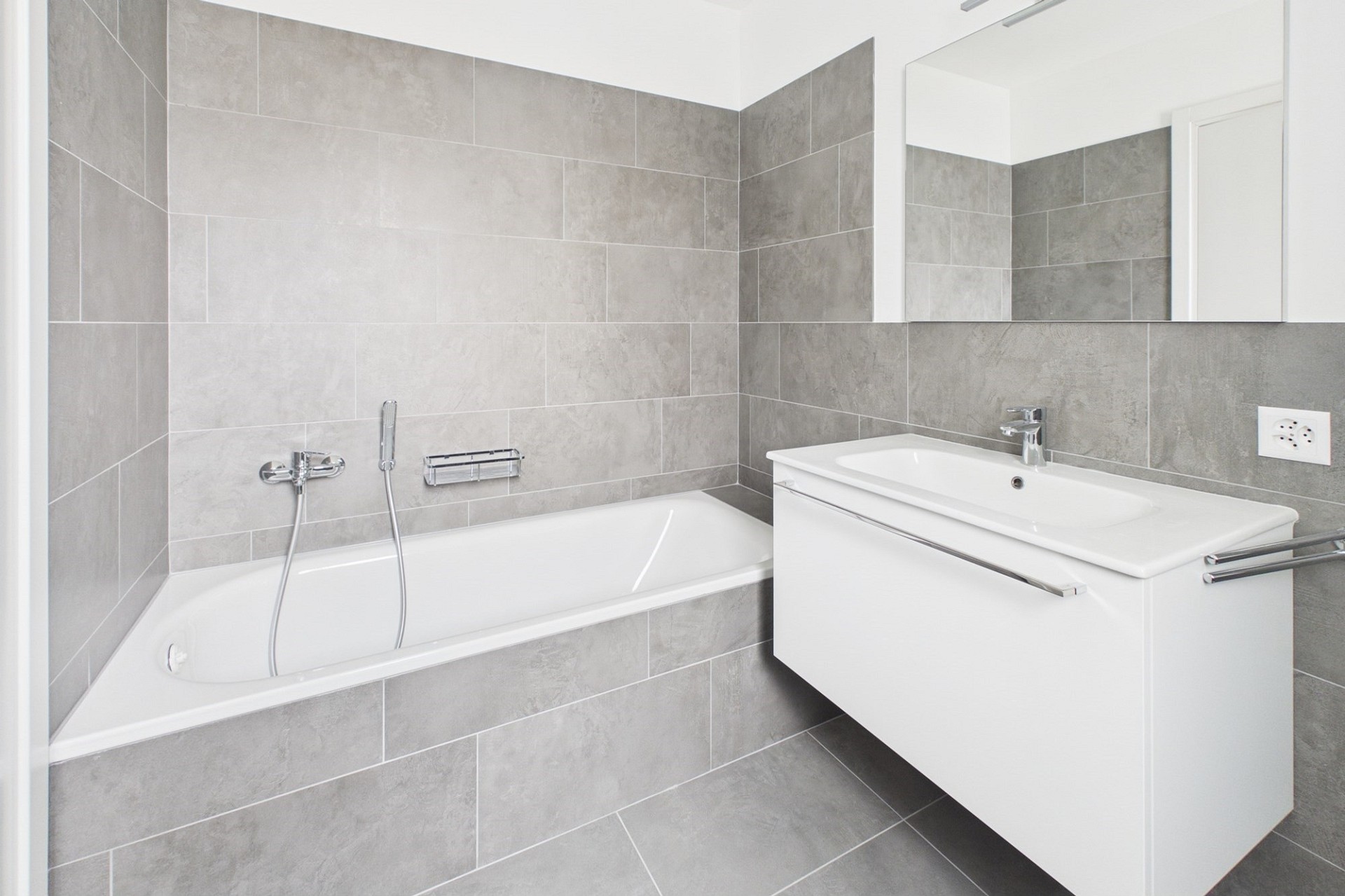 Modernes graues Badezimmer mit Wanne und Waschtisch
