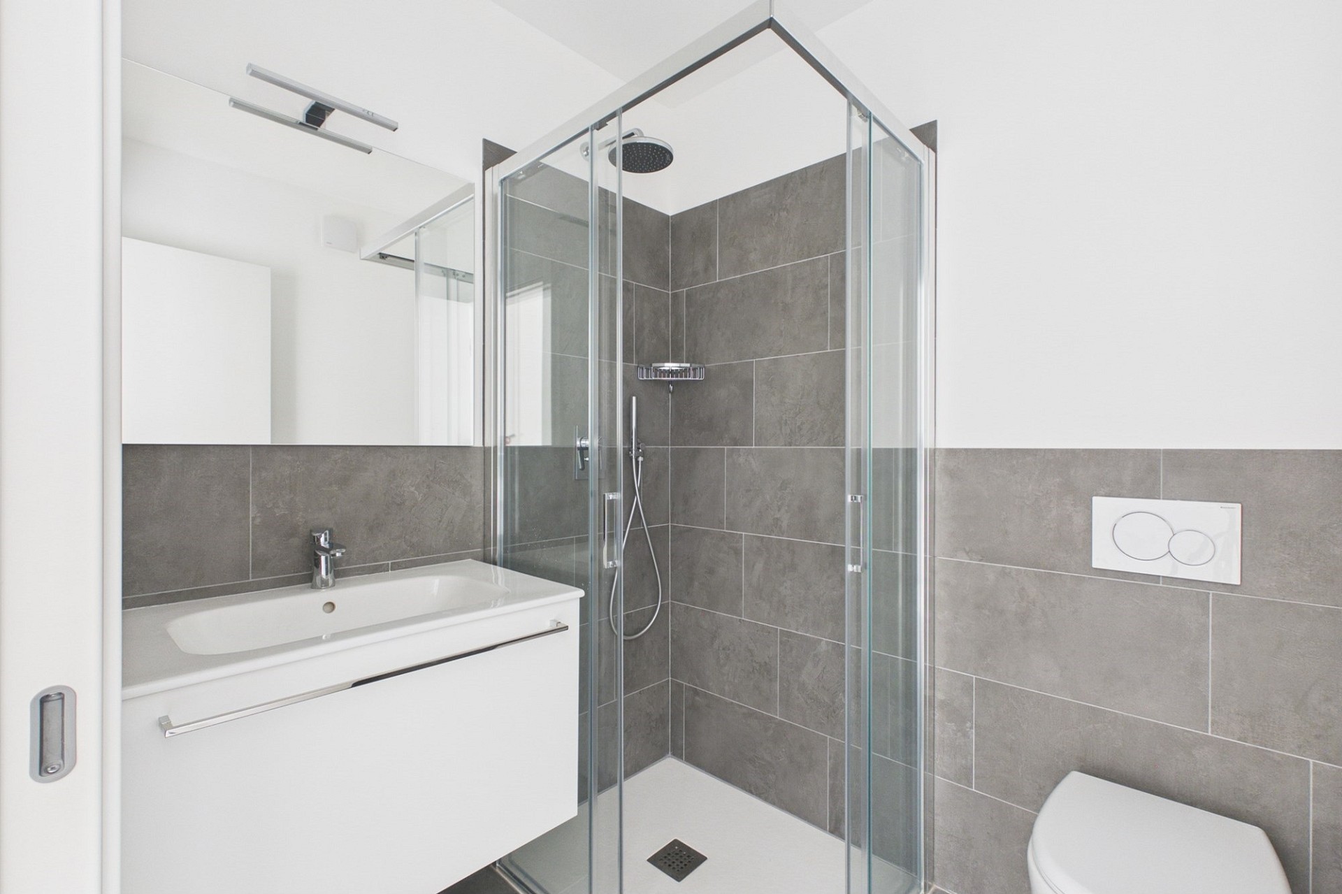 Modernes Badezimmer mit Dusche und Waschtisch