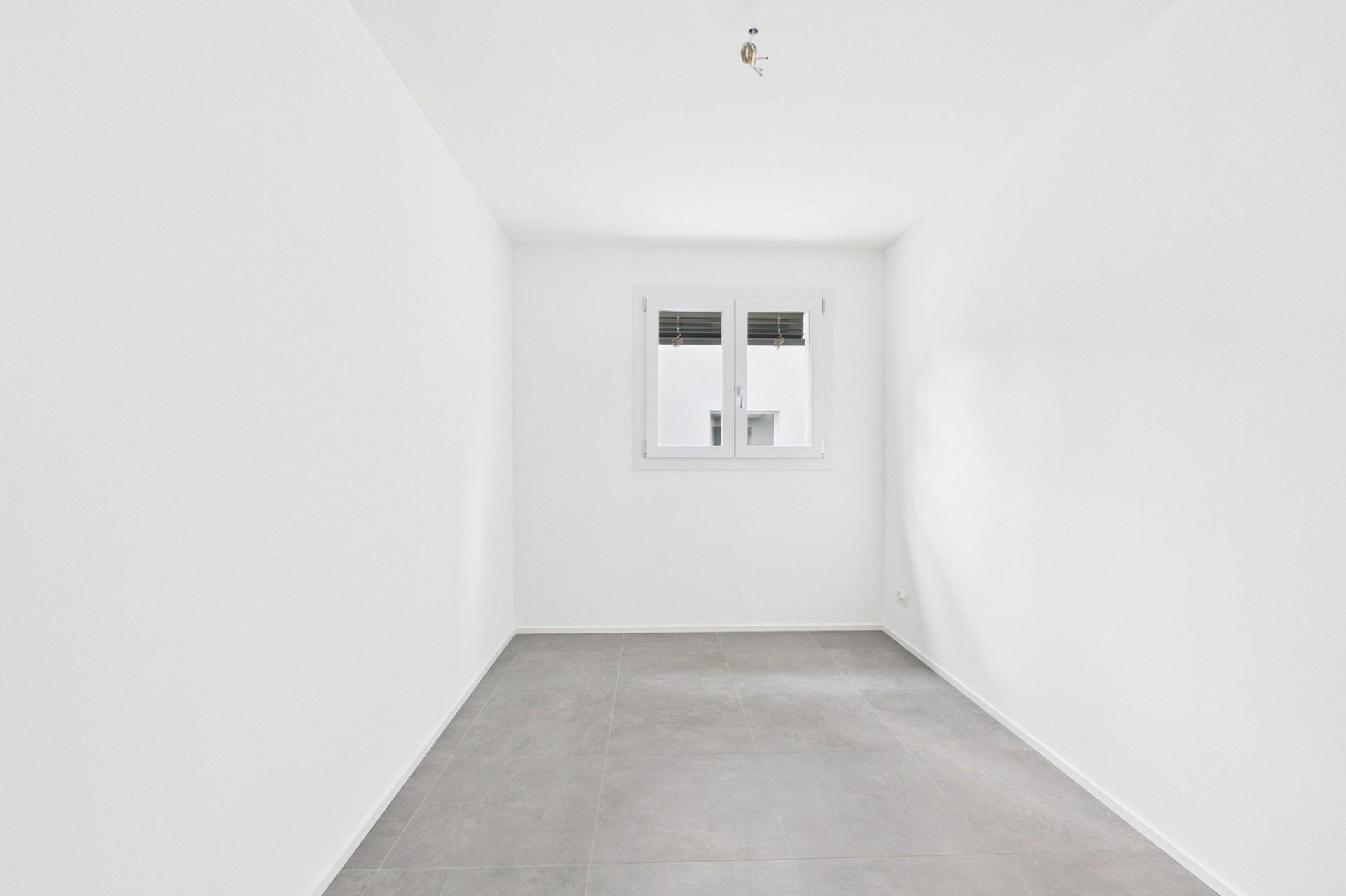Heller leerer Raum mit Fenster
