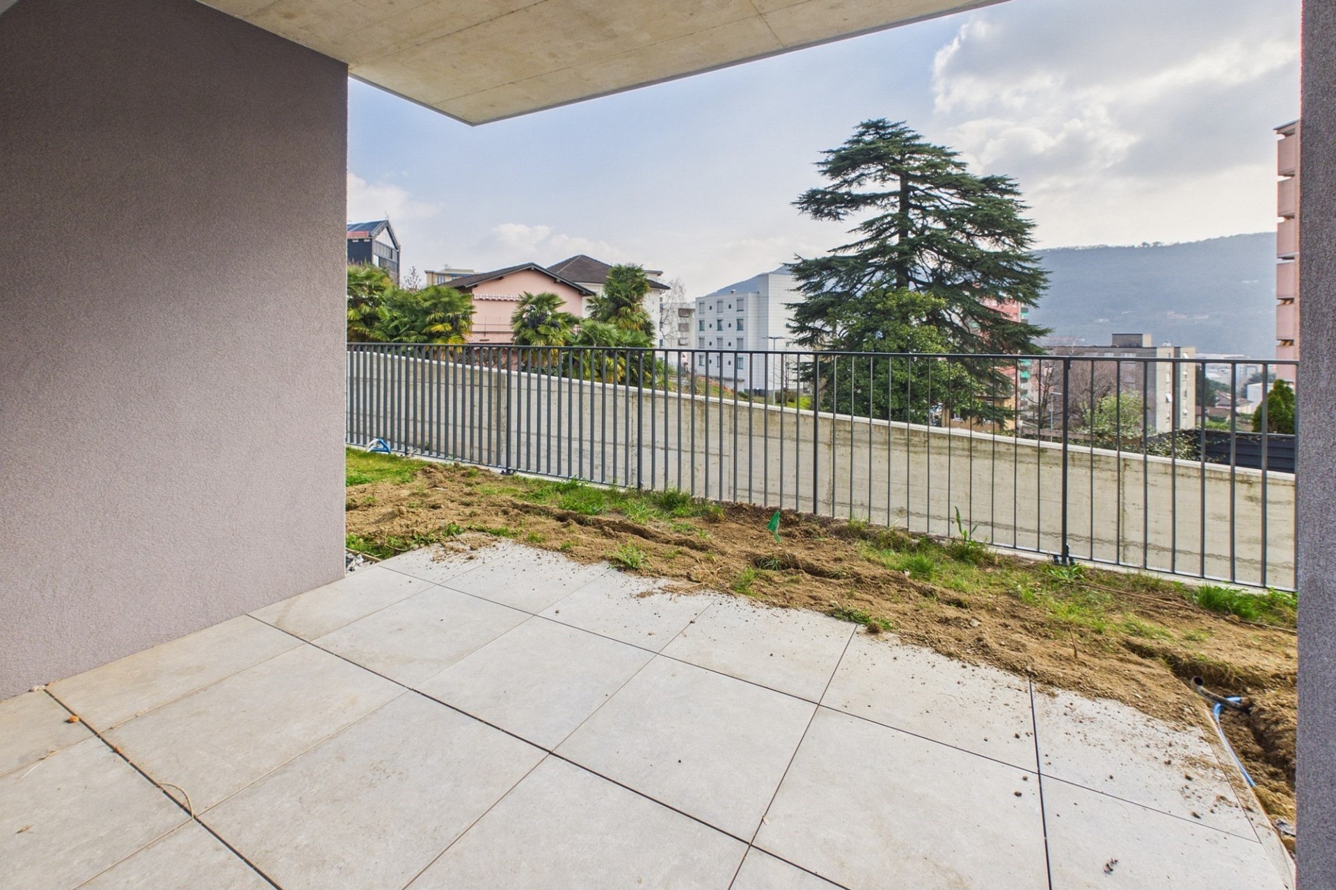 Balkon mit Blick ins Grüne und auf die Umgebung