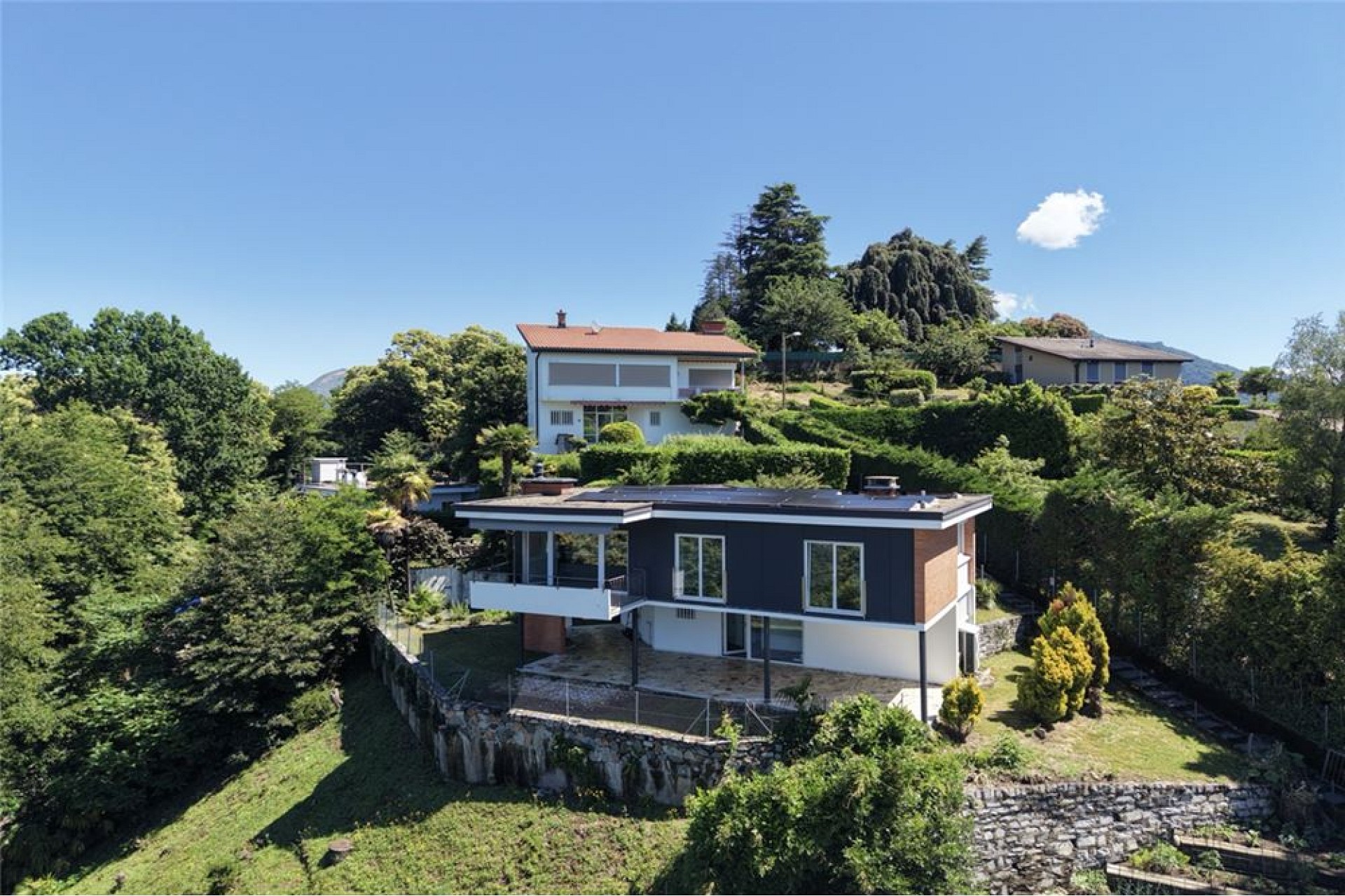 Außenansicht eines modernisierten Hauses im Grünen