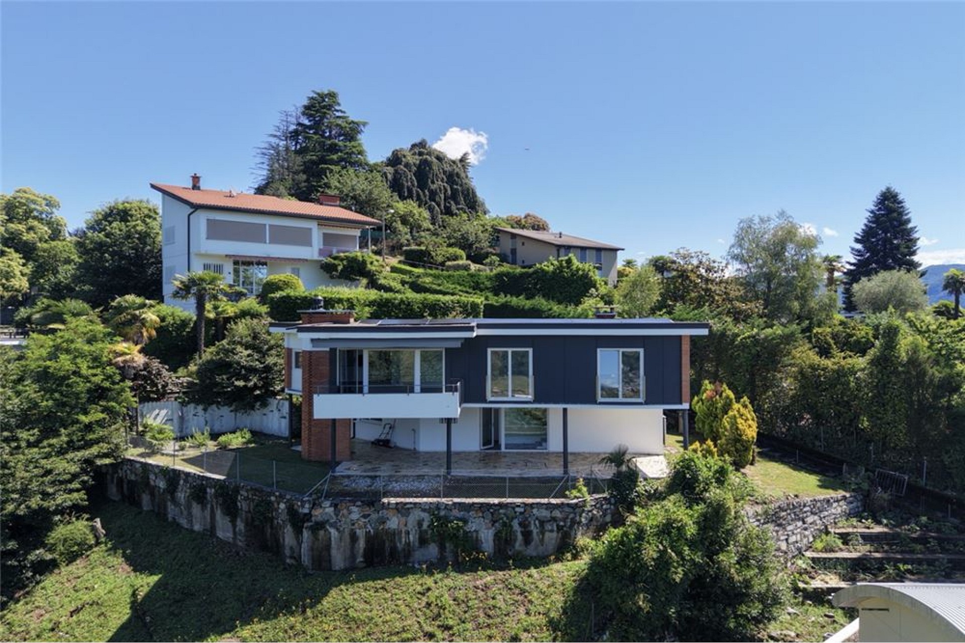 Modernes Wohnhaus in Hanglage