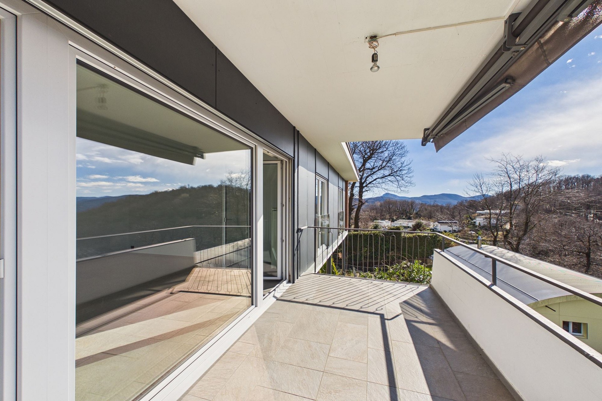 Balkon mit Bergblick