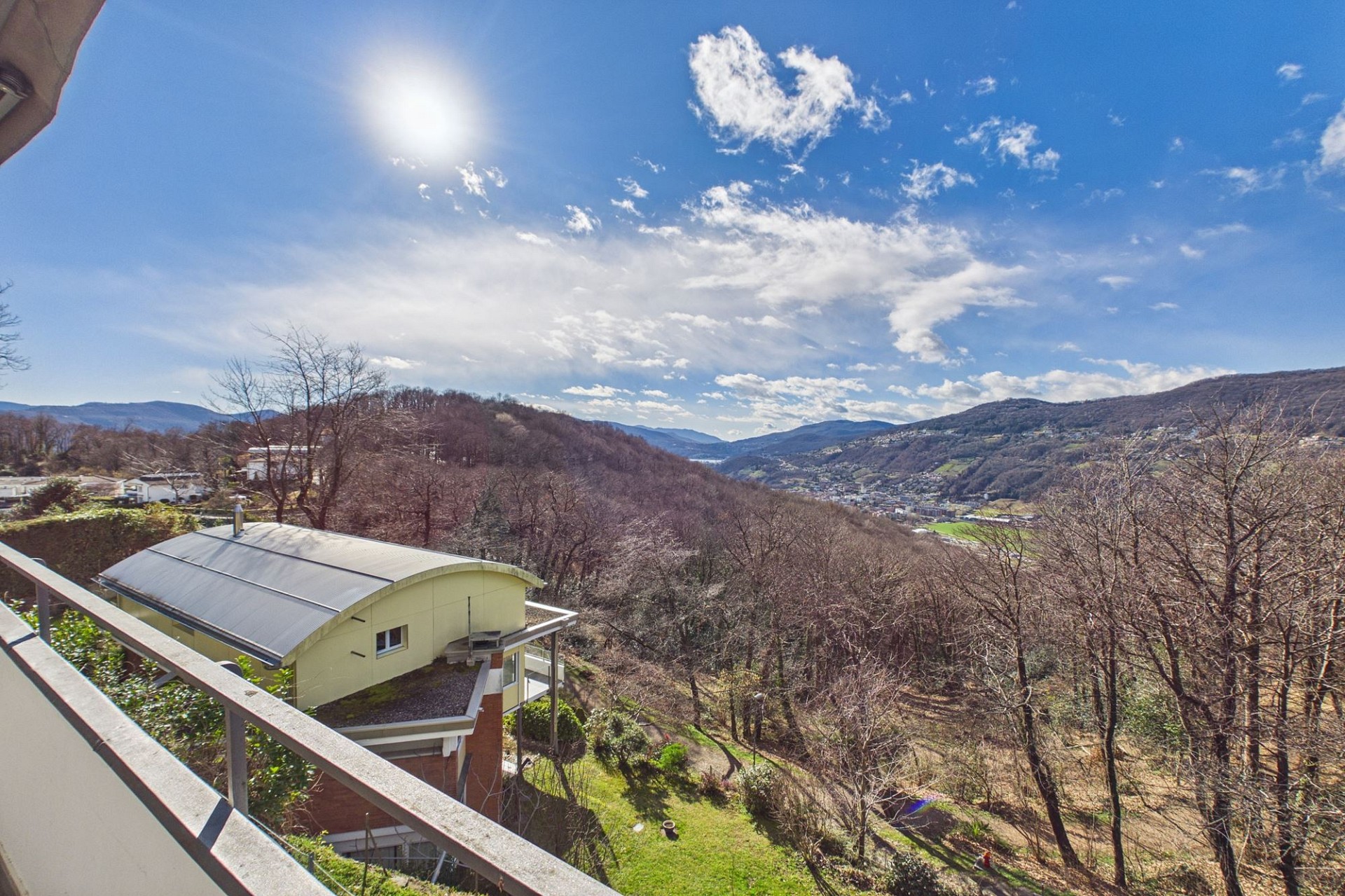 Bergtal und Balkonblick