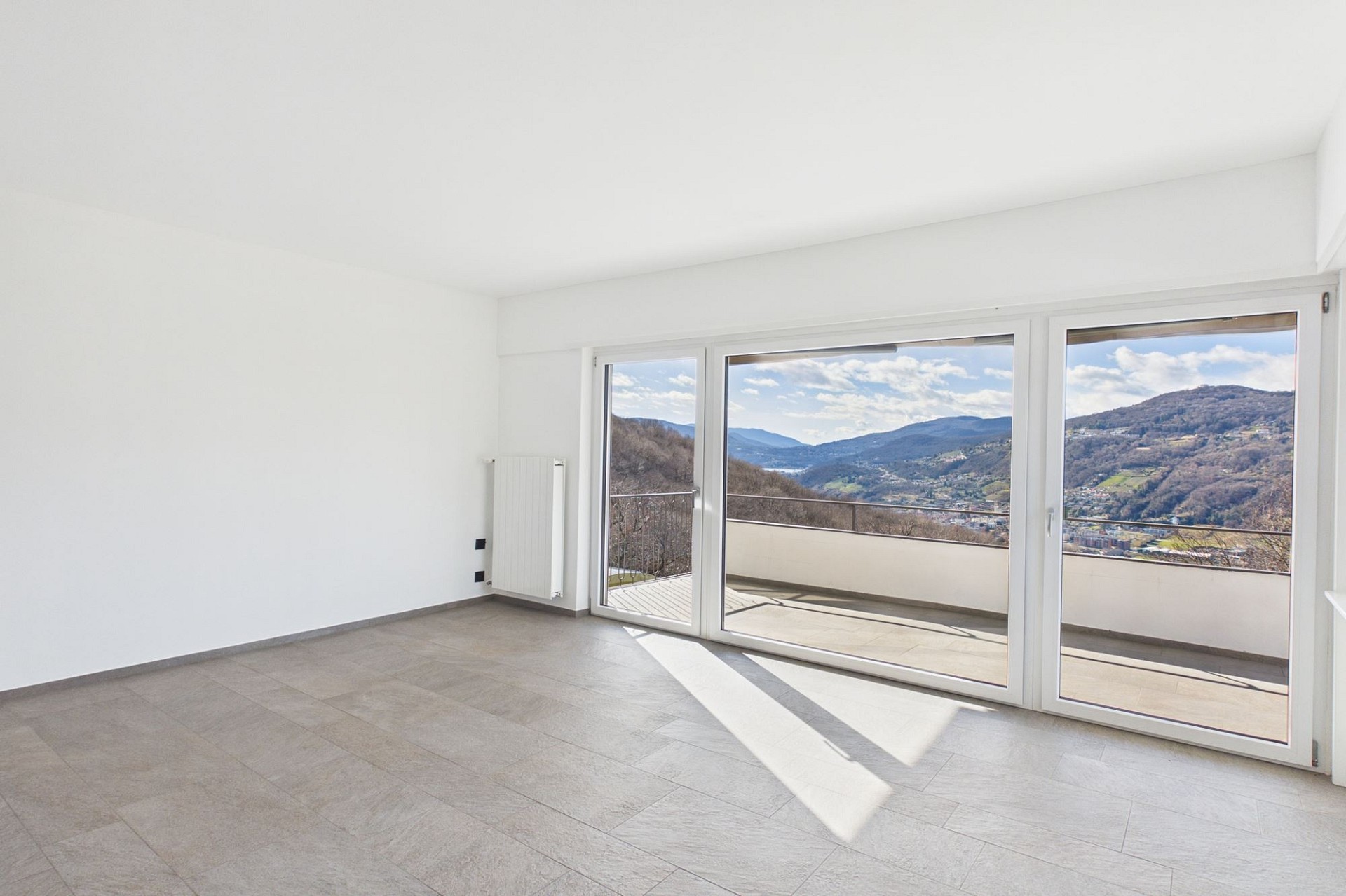 Heller leerer Wohnraum mit Panoramablick