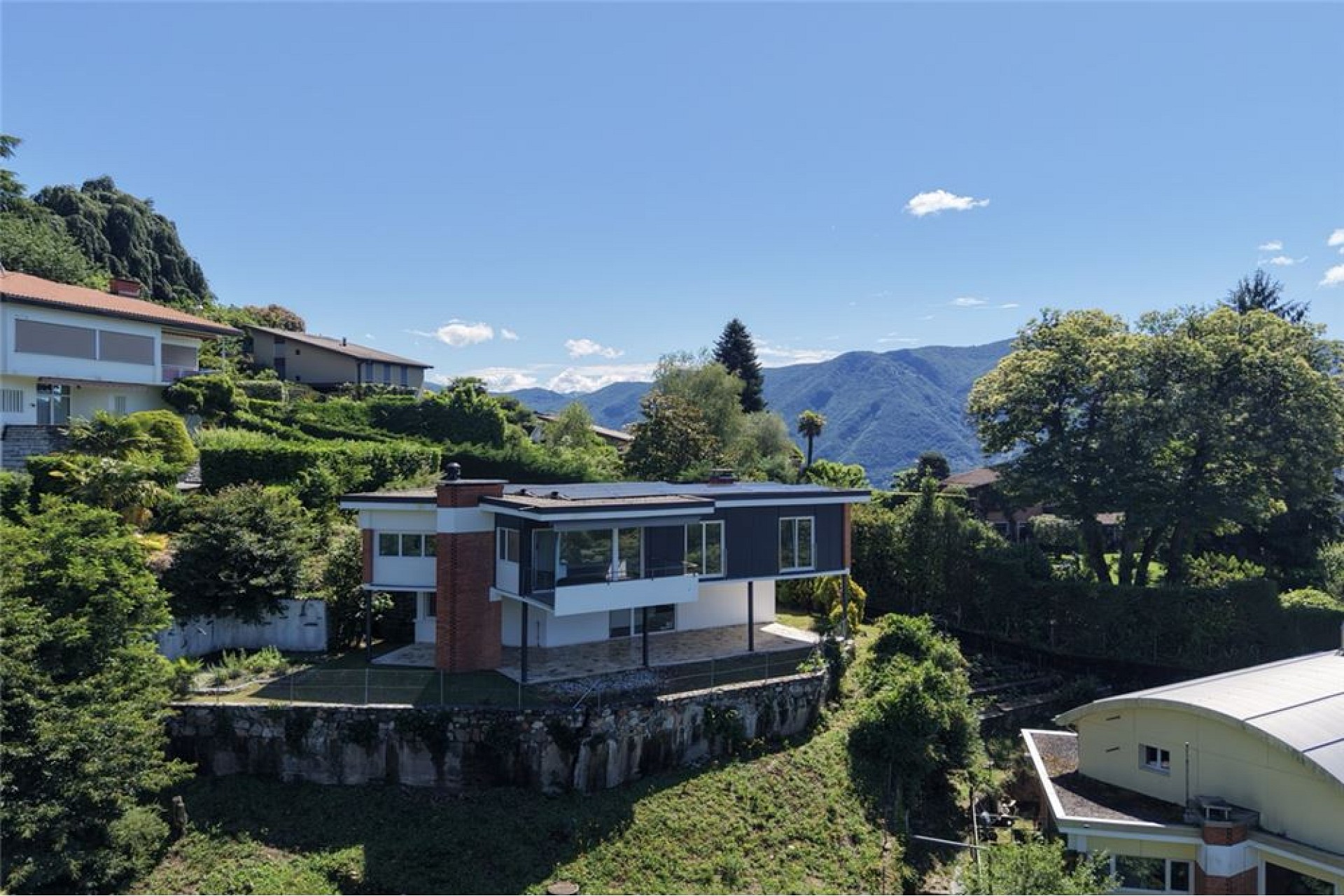 Außenansicht eines modernen Hauses in bergiger Landschaft