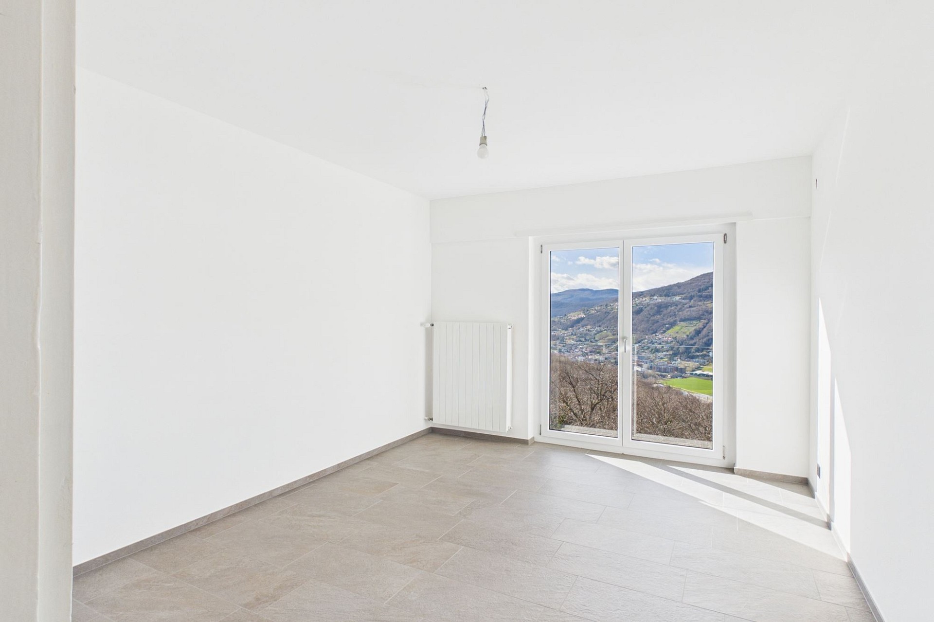 Heller leerer Raum mit Bergblick