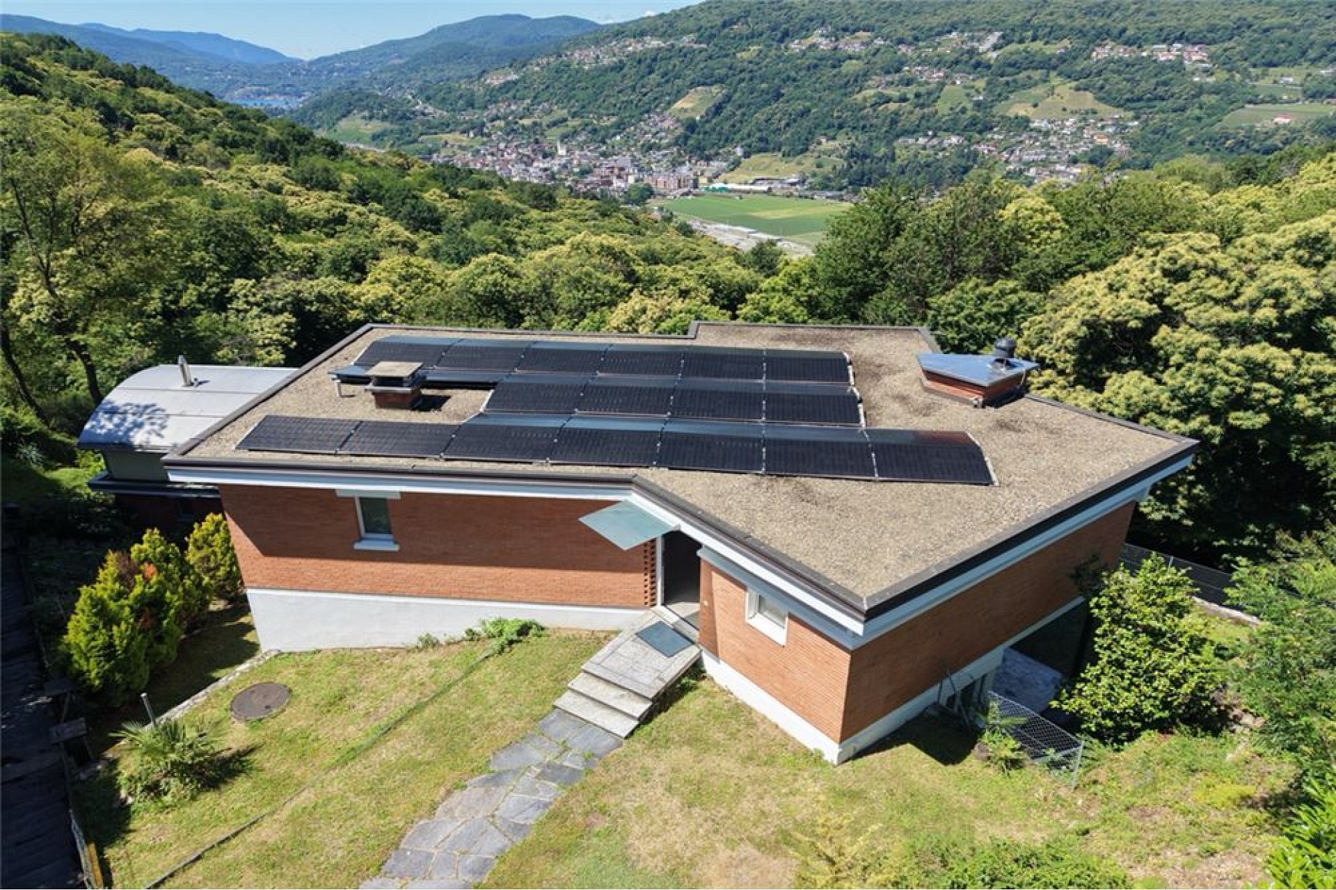Haus mit großflächiger Dachanlage und Talblick