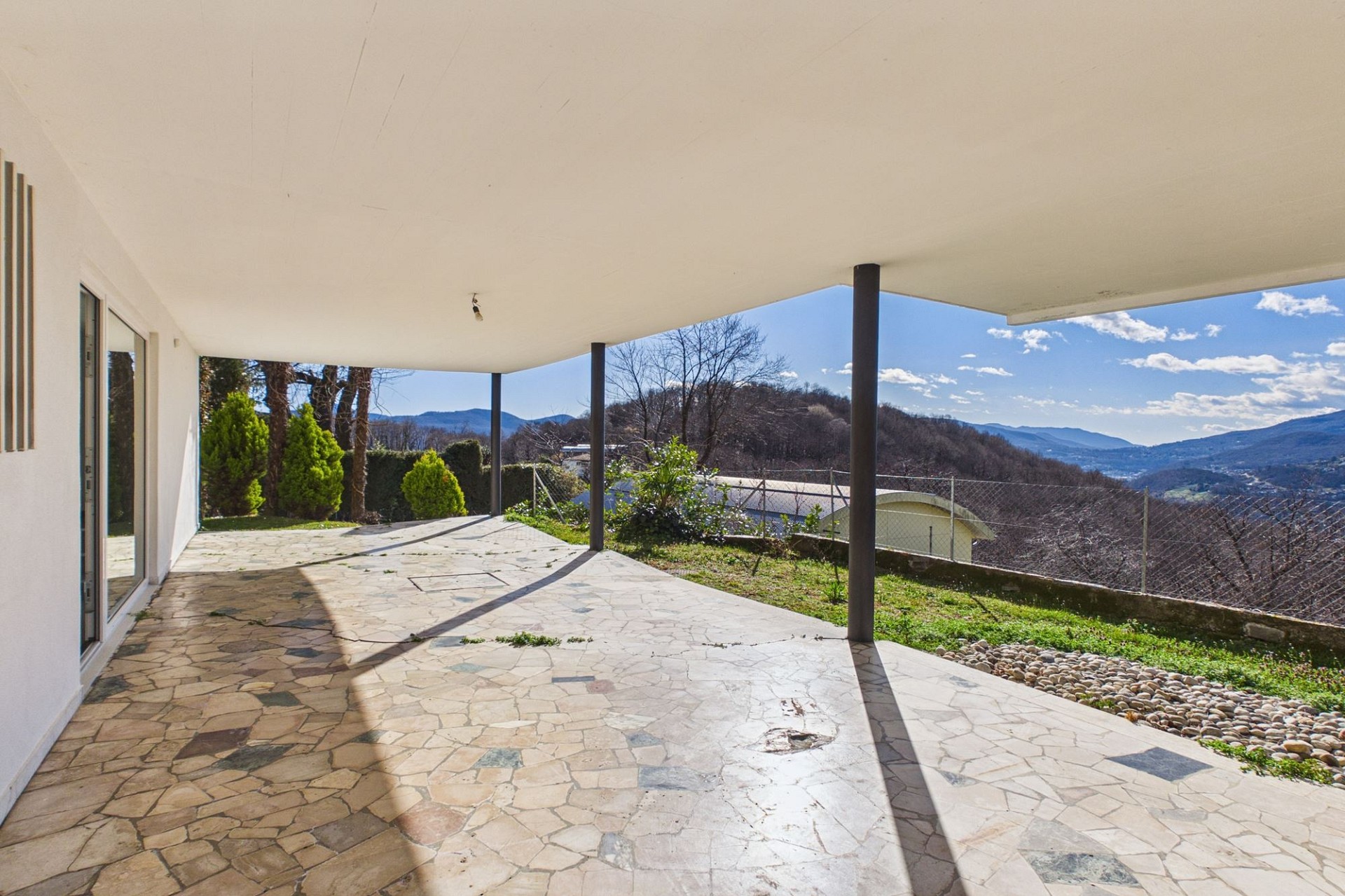 Überdachte Terrasse mit Bergblick