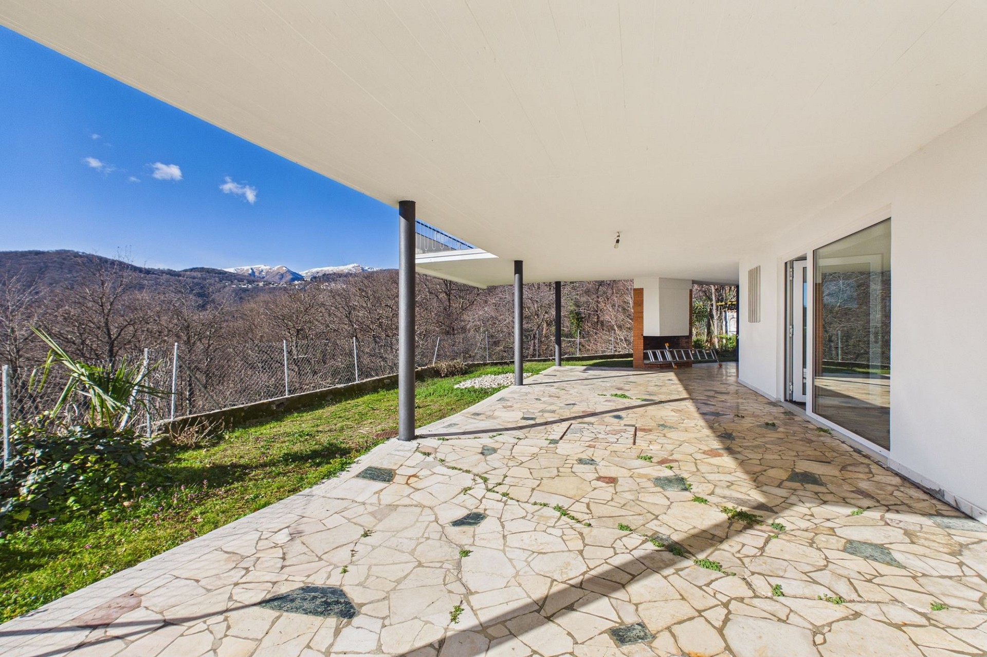 Überdachte Terrasse mit Bergblick