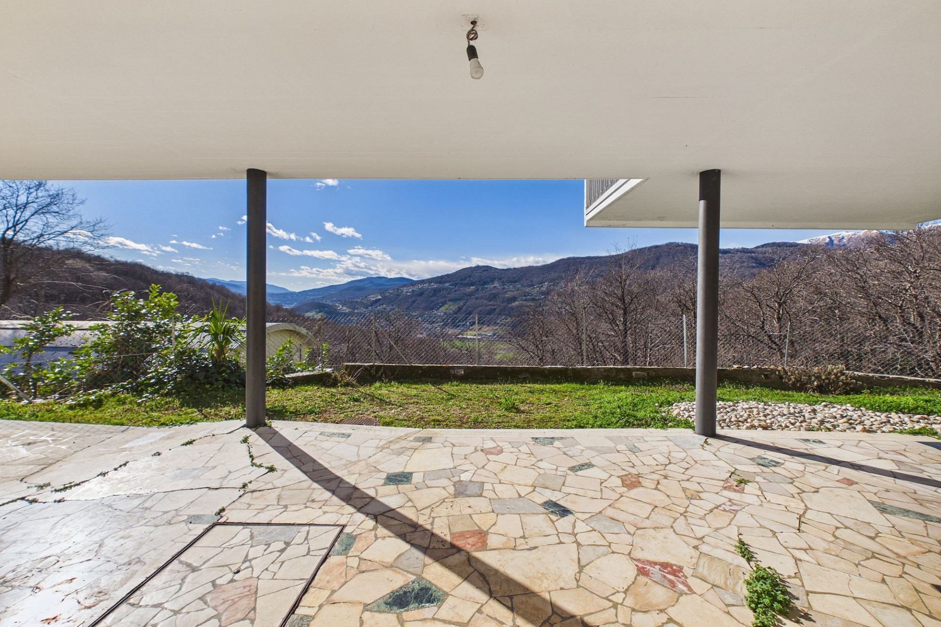 Überdachte Terrasse mit Panoramablick