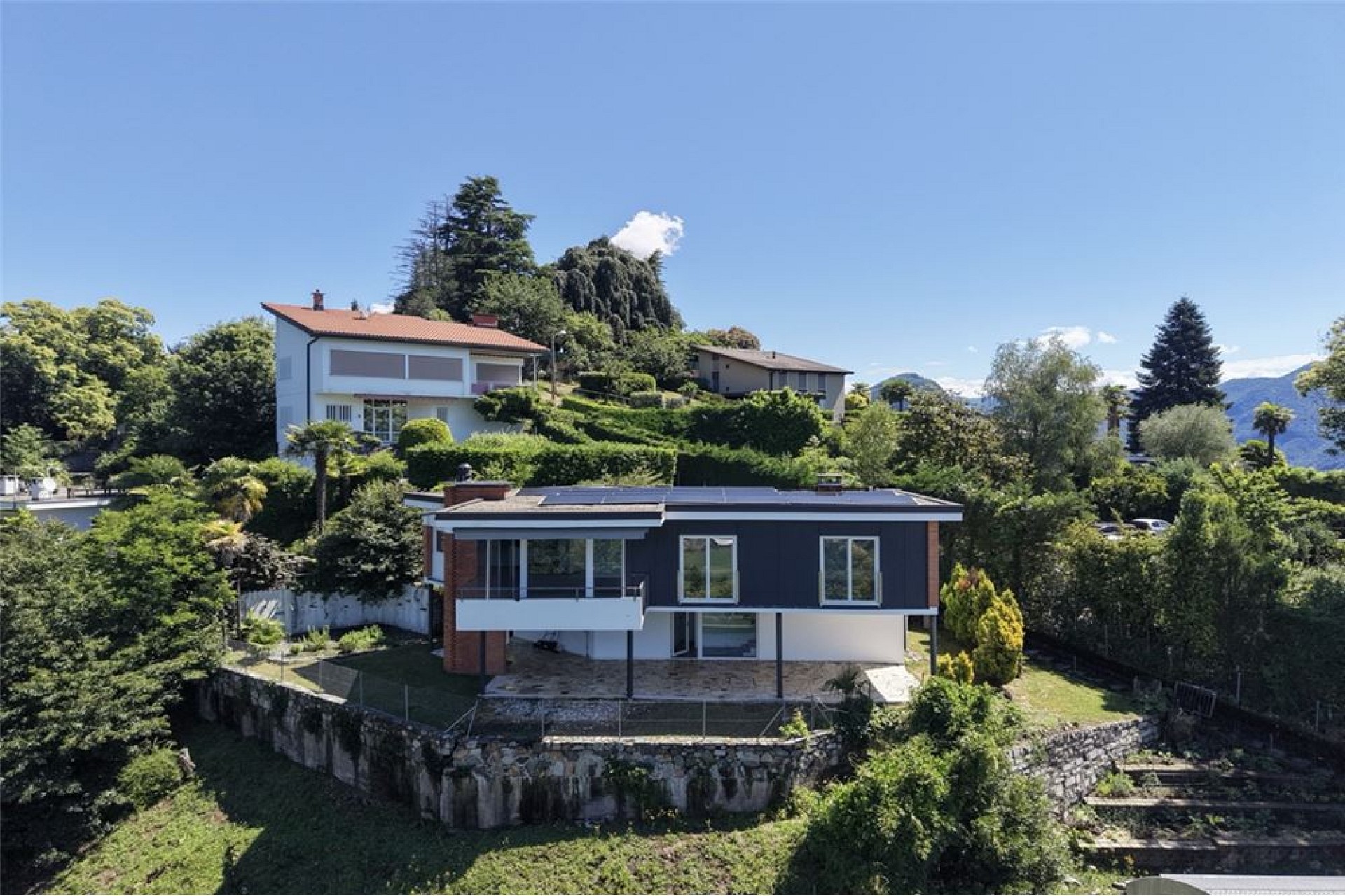 Moderne Villa mit Garten und Hanglage