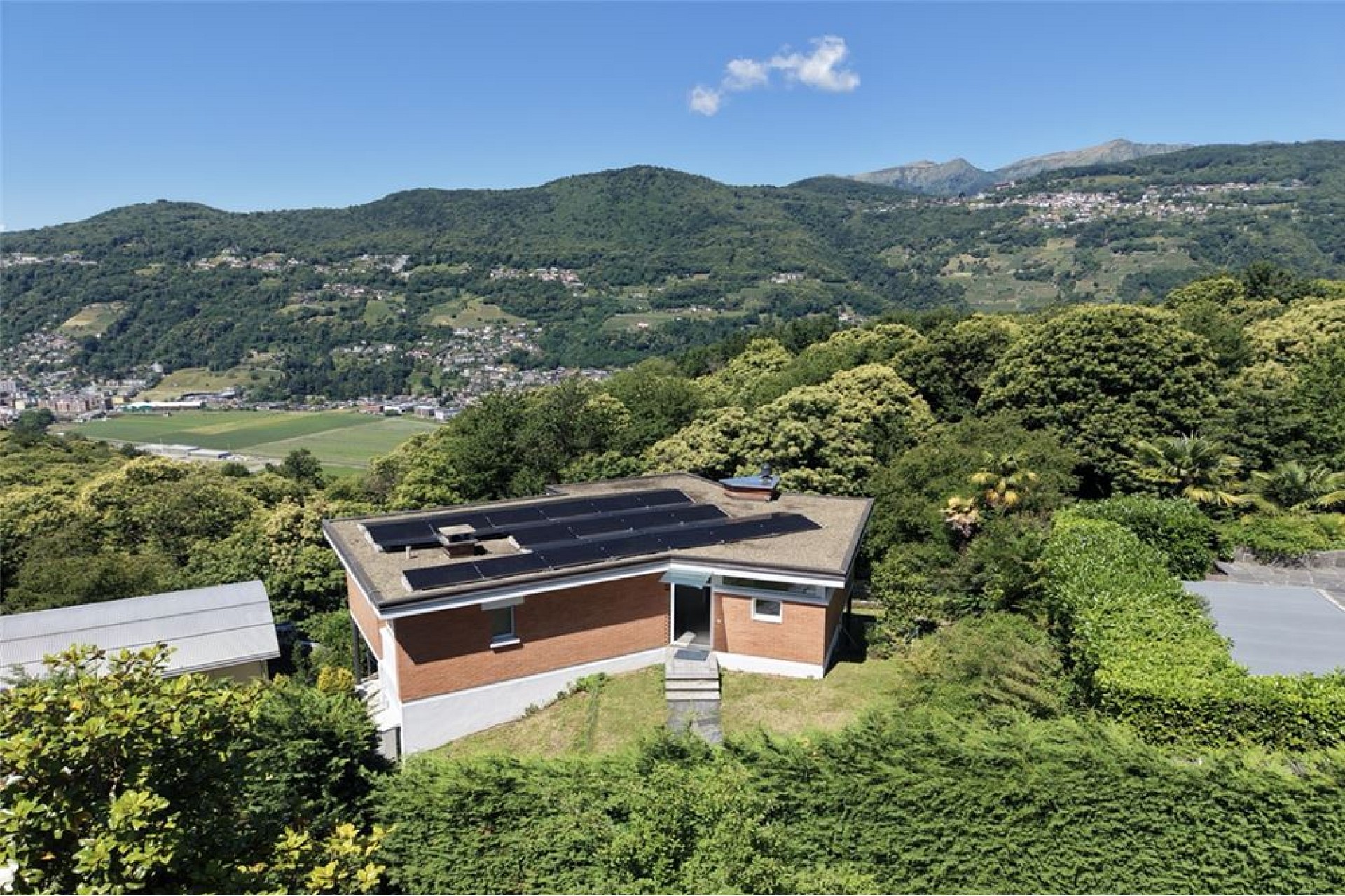 Haus mit Panoramablick über grüne Hügellandschaft