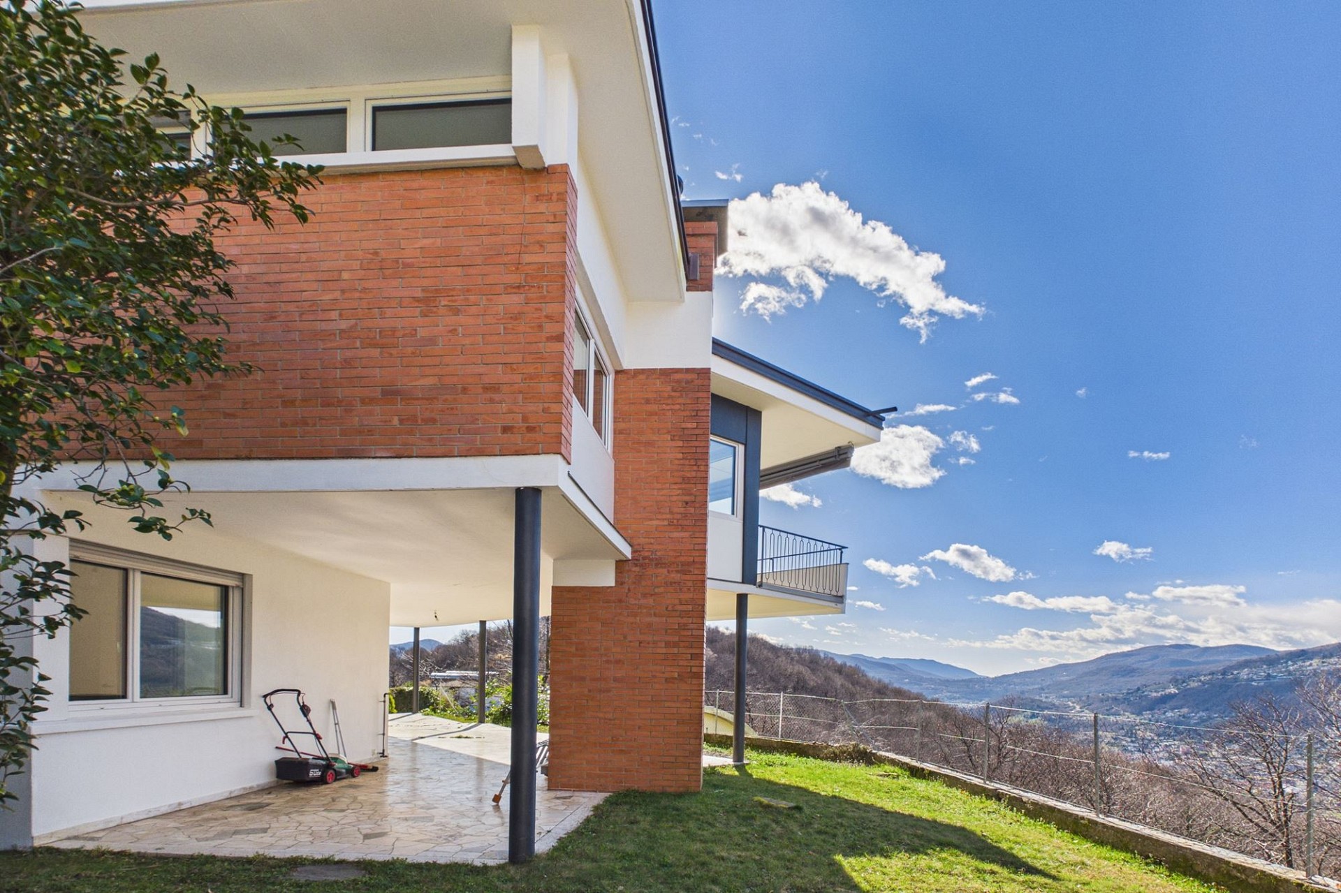 Modernes Wohnhaus mit Bergblick