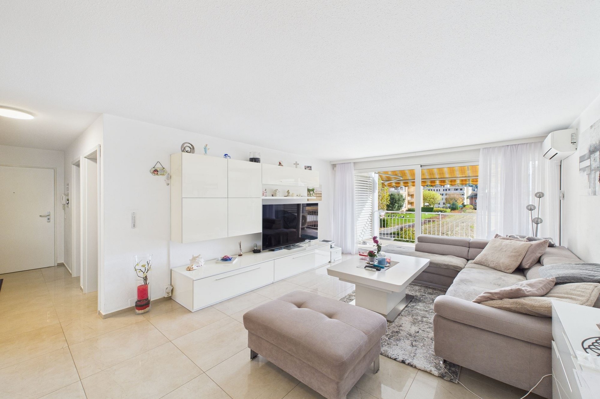 Helles Wohnzimmer mit Balkonblick