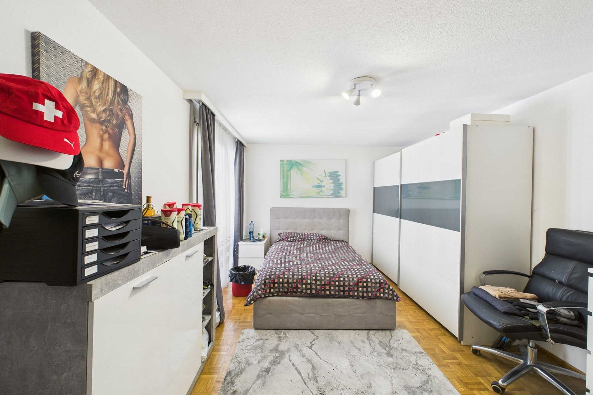Kompaktes Schlafzimmer mit Bett, Kleiderschrank und Arbeitsstuhl