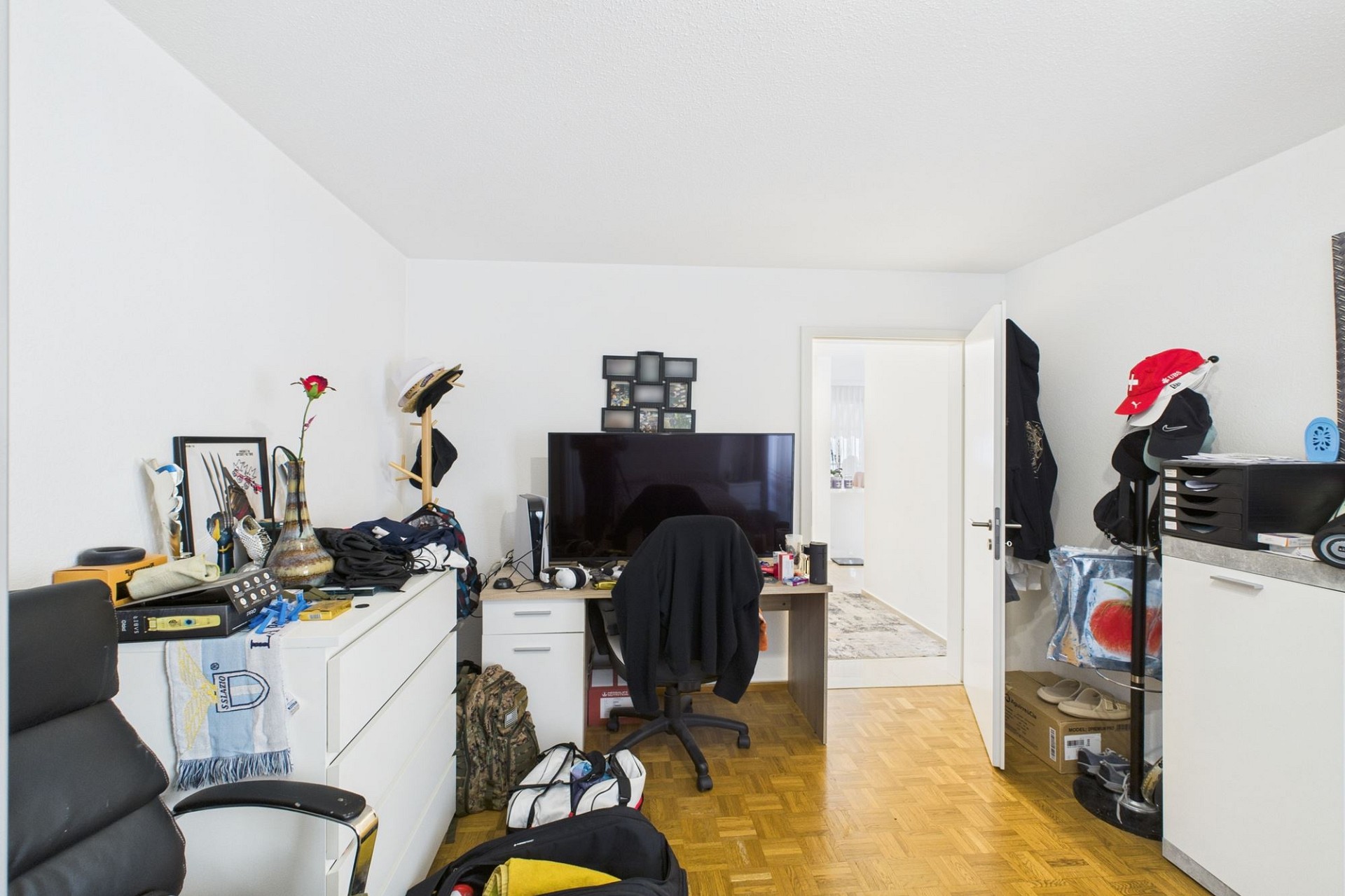 Aufgeräumtes, aber belegtes Arbeits- bzw. Schlafzimmer