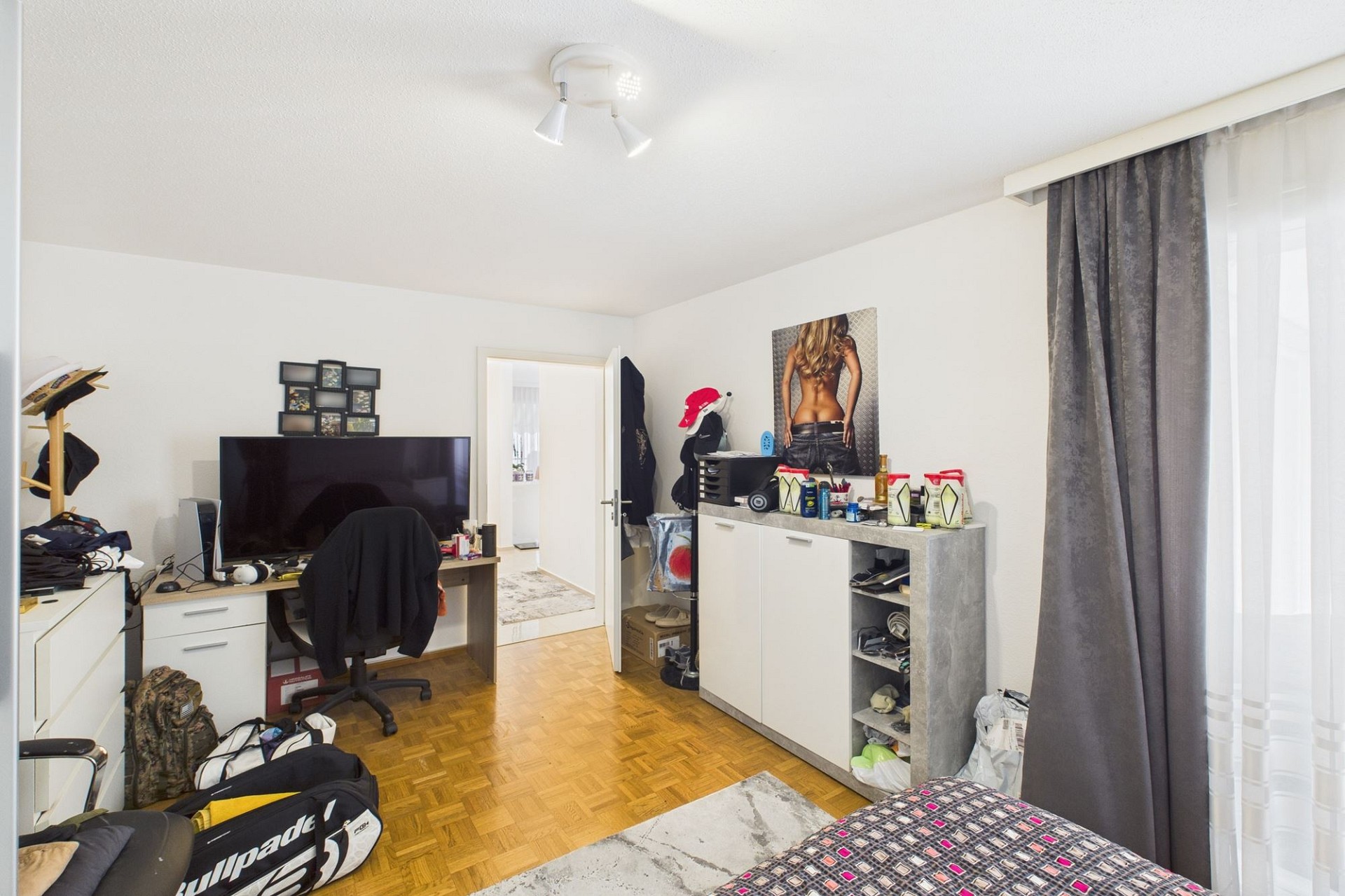 Schlafzimmer mit Arbeitsplatz und offenem Stauraum