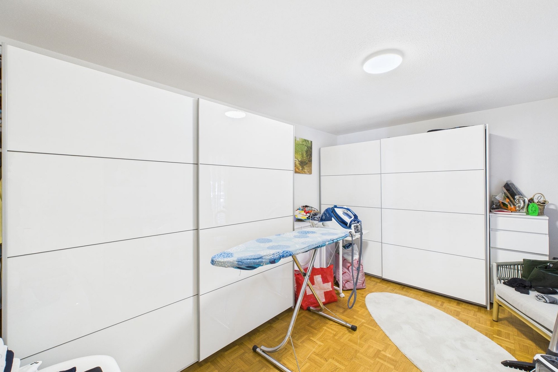 Helles Schlafzimmer mit großen Kleiderschränken