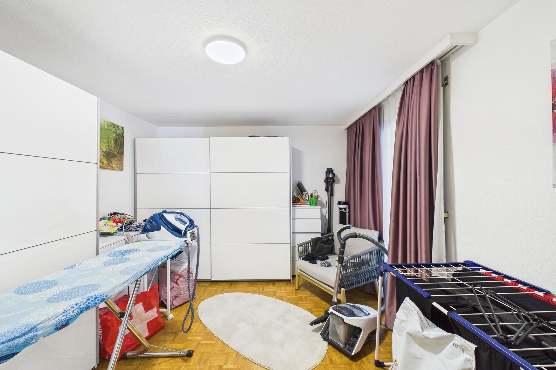 Kleines Schlafzimmer oder Hauswirtschaftsraum mit Tageslicht