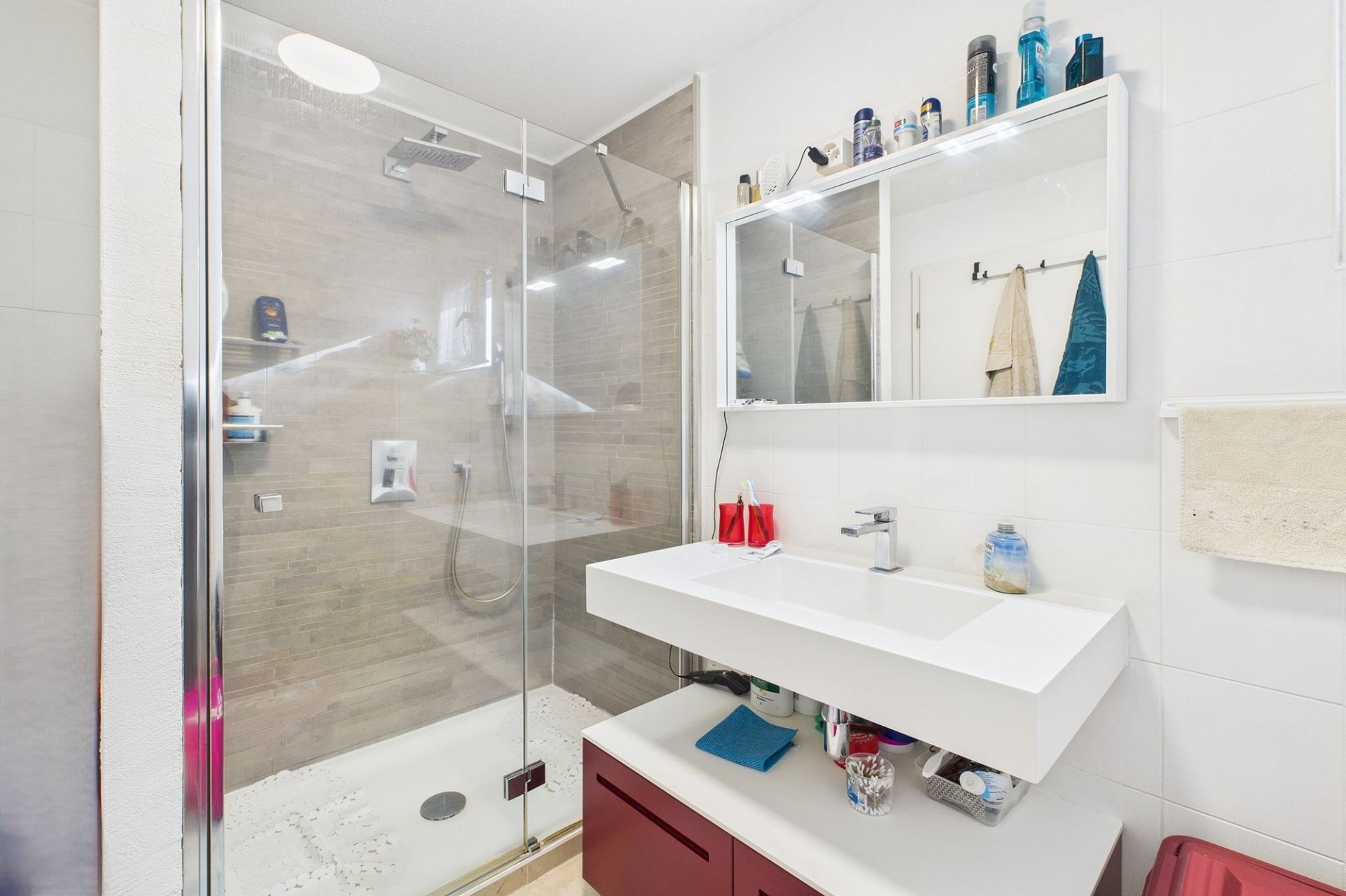 Modernes Badezimmer mit Glasdusche und Waschtisch
