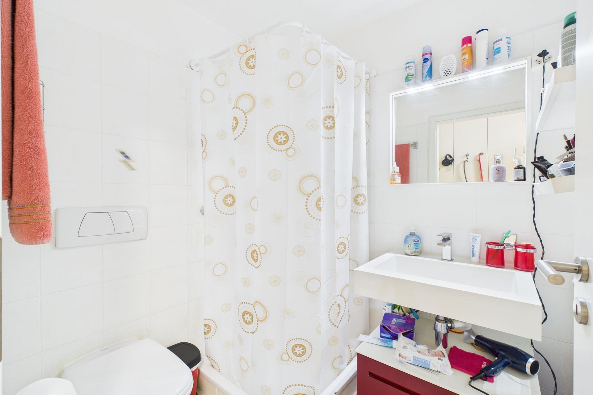 Kleines Badezimmer mit Dusche und Waschtisch