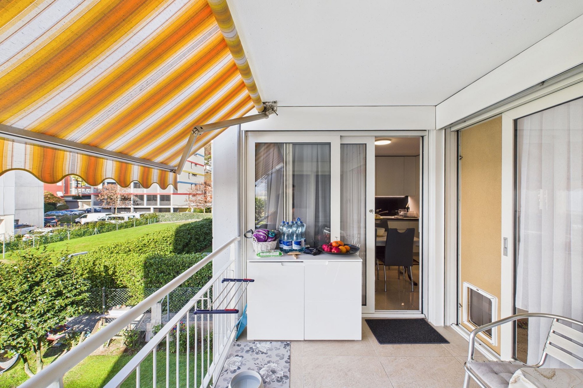 Überdachter Balkon mit Blick ins Grüne