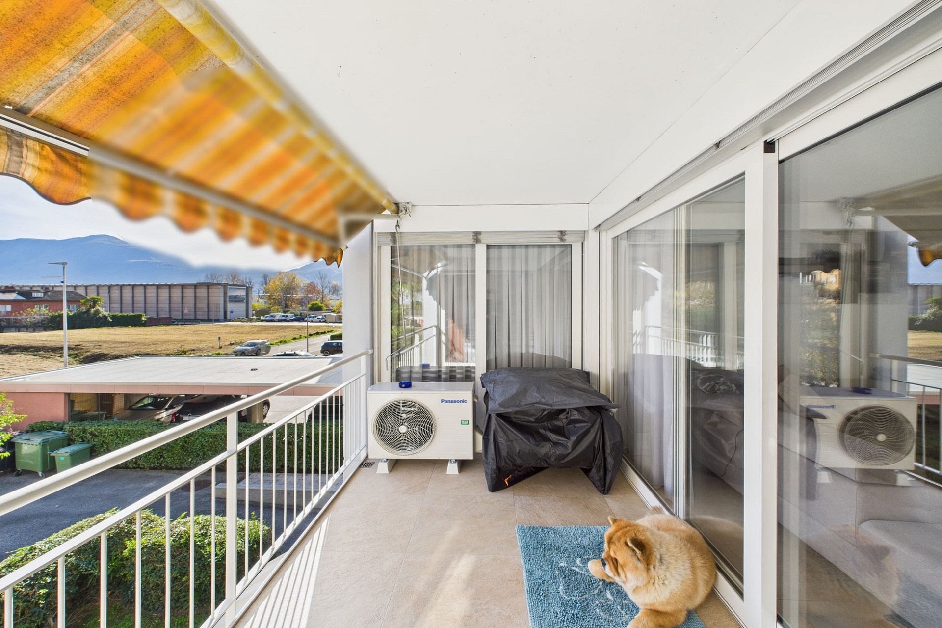 Überdachter Balkon mit Wärmepumpe und Bergblick